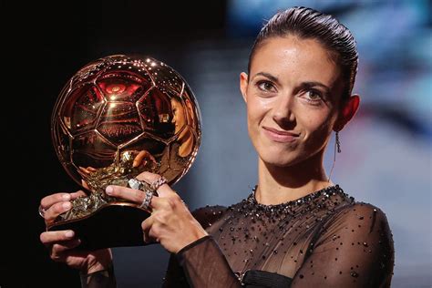 Write informative laconic excerpt under 30 words in mexican spanish for news below. Do not wrap it into quotation marks or html tags. Sep 16, 2024, 08:37 AM ETAitana Bonmatí has been the best player at Barcelona, the most dominant team in recent seasons. Eric Alonso/Getty ImagesBarcelona have announced that Ballon d&apos;Or winner Aitana Bonmatí has signed a new four-year contract, extending her stay at the club until 2028.Sources have told ESPN that the agreement will see Bonmatí become the highest-paid player in the women&apos;s game.Some of the biggest clubs in the world had been monitoring the midfielder, whose previous deal was due to expire at the end of the 2024-25 season.Cristian Martín, Bonmatí&apos;s agent, revealed last week that Chelsea were even prepared to pay the €3 million ($3.3m) release clause included in her last contract.Meanwhile, Barça have shown their desire to remain at the top of the women&apos;s game by following up the renewal of two-time Ballon d&apos;Or winner Alexia Putellas with a huge new deal for Bonmatí.Salaries in women&apos;s football are not public, but sources told ESPN the top earners in the National Women&apos;s Soccer League (NWSL) and the Women&apos;s Super League (WSL) earn between €400,000 and €600,000, annually.Outside of the United States and England, Barça and Lyon are among the other clubs to also pay significant wages, with Putellas and Ada Hegerberg both signing bumper new deals with their respective clubs recently.However, an ESPN source assured that Bonmatí&apos;s new deal with the back-to-back European champions is in excess of anything being paid in the game.Bonmatí has made over 250 appearances for Barça&apos;s first team, winning five league titles and three Champions Leagues, among other trophies.She has also helped Spain win the Women&apos;s World Cup and the UEFA Women&apos;s Nations League, earning her the Ballon d&apos;Or and The Best FIFA Women&apos;s Player awards in 2023. ,Barcelona asegura a Aitana Bonmatí, campeona del Balón de Oro, con un nuevo contrato millonario hasta el 2028, siendo la mejor pagada en el fútbol femenino.