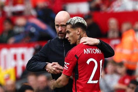 Write informative laconic excerpt under 30 words in mexican spanish for news below. Do not wrap it into quotation marks or html tags. MANCHESTER, England -- Antony has to "earn the right" to win back his place in the Manchester United team, according to manager Erik ten Hag.The Brazil international is the second most expensive transfer in United&apos;s history after arriving from Ajax in an £82 million ($108.2m) deal in 2022.But he&apos;s fallen out of favour at Old Trafford and played just one minute of Premier League football so far this season.Ten Hag could make changes to his team for the Carabao Cup third-round tie against League One side Barnsley on Tuesday.However, the Dutchman insisted that Antony won&apos;t play unless he deserves it."We will see what the line-up [against Barnsley] will be," Ten Hag said when asked whether Antony could be handed his first start of the season."We have training every day and the players have to earn the right. When the attitude is good and they show performances in training then they will play."Erik ten Hag has called on Antony to earn more minutes for Manchester United. Ash Donelon/Manchester United via Getty ImagesTen Hag will have defenders Lisandro Martínez, Matthijs de Ligt and Noussair Mazraoui available despite the trio being forced off in the second half of the 3-0 win over Southampton on Saturday.Luke Shaw remains sidelined because of a calf problem and the United manager is refusing to put a timeframe on the full-back&apos;s return."He is progressing well," Ten Hag said."Of course we have a plan in our head when he can be ready but you&apos;re always dependent on how the progress will go and you can&apos;t make a suggestion because there are so many factors. A plan can accelerate or slow down."Ten Hag lifted the Carabao Cup in his first year at United and followed it up by winning the FA Cup last season.He&apos;s facing a tough trip to Crystal Palace on Saturday, but added he will take the game against Barnsley seriously as he looks to add the third trophy of his reign."The FA Cup, the Carabao Cup; they&apos;re significant," he said."I see the attention from all the teams, all the owners, all the managers, when they win the trophies. Like Liverpool last year. I see all the teams battling for it and we want the same." ,El delantero brasileño Antony debe ganarse de nuevo un lugar en el equipo del Manchester United, según el entrenador Erik ten Hag.