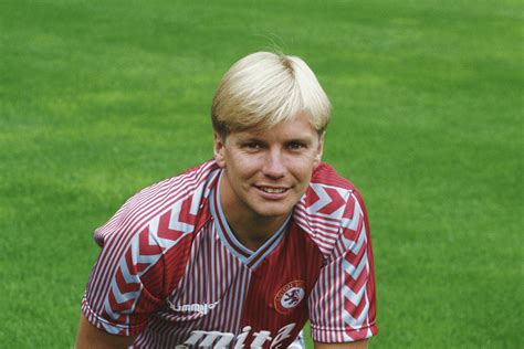 Write informative laconic excerpt under 30 words in mexican spanish for news below. Do not wrap it into quotation marks or html tags. Sep 16, 2024, 12:53 PM ETGary Shaw (left) helped Aston Villa win the European Cup in 1982. PA Images via Getty ImagesFormer Aston Villa striker Gary Shaw, one of their European Cup-winning players in 1982, has died at the age of 63, the Premier League club said on Monday.The Birmingham-based side did not disclose the cause of the death, but British media reported that Shaw died from injuries sustained in a fall.Having represented England under-21s, Shaw scored 79 goals in 213 matches for his boyhood club Villa. He later went on to have spells at Danish side Kjobenhavns Boldklub, English League Two club Walsall, and Scotland&apos;s Kilmarnock, among several other clubs.Shaw also won the First Division title with Villa in 1980-81 and the European Super Cup in 1982. The First Division was the precursor to the Premier League, the top tier of English football before 1992-93."Aston Villa is deeply shocked and profoundly saddened to learn that Gary Shaw, one of our European Cup-winning heroes, has passed away," the club said in a statement."Gary was one of our own, a talented striker who delighted supporters with his goal-scoring exploits, which helped fire Villa to success in the 1980s. Individual accolades would also follow for a player who was idolised by many on the terraces."He passed away peacefully earlier today surrounded by his family, who asked Aston Villa to release a statement on their behalf."The thoughts of everyone at the club are with Gary&apos;s family and loved ones at this extremely difficult time." ,Fallece a los 63 años Gary Shaw, exdelantero de Aston Villa, ganador de la Copa de Europa en 1982. El club de la Premier League confirmó su fallecimiento.