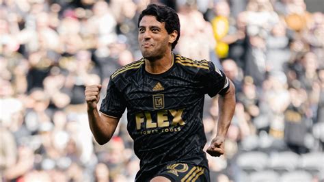 Write informative laconic excerpt under 30 words in mexican spanish for news below. Do not wrap it into quotation marks or html tags. playEdwin Cerrillo with a Spectacular Goal vs. LAFC (0:54)Edwin Cerrillo (LA Galaxy) with a Spectacular Goal vs. LAFC, 09/14/2024 (0:54)Sep 16, 2024, 01:29 PM ETLAFC announced the return of veteran forward Carlos Vela, signing him as a free agent through the 2024 Major League Soccer season with an additional option for 2025."Carlos has played such an instrumental role in the success we have enjoyed at LAFC both on and off the field," LAFC co-president and general manager John Thorrington said. "He means so much to our club, our fans and our city. It was important to everyone involved to have him return to LAFC, and we are thrilled that he will be back in Black & Gold."Vela initially stepped away from the Los Angeles-based club after the conclusion of the 2023 season when his contract expired.Carlos Vela is Black & Gold.📝 #LAFC re-signs club legend Carlos Vela through the 2024 season with a club option through 2025.— LAFC (@LAFC) September 16, 2024 Despite ongoing negotiations for an extension, the two parties failed to come to an agreement by the start of the new campaign. But now the Mexican forward is back for his seventh season with LAFC."Los Angeles and the LAFC fans are very important to me and my family," Vela said. "LAFC is a special club, and I am proud of what we have built here. I am excited to return to LAFC and try to help the team achieve great things in any way that I can."Vela first joined the Western Conference giants in August 2017 as the team&apos;s first ever Designated Player ahead of the debut season.He captained LAFC through record-breaking seasons, winning the 2019 and 2022 Supporters&apos; Shield and 2022 MLS Cup.He also led the team to the Concacaf Champions League final in 2020 and 2023 and the MLS Cup final in 2023, before the team fell to defeat on all three occasions.Individually, Vela earned the 2019 MLS Golden Boot and MLS MVP award after recording a record-breaking 34 goals in 31 games. He continues to hold the league record for most goals scored by one player in a single season. He has managed 78 goals and 58 assists in 152 games for the Los Angeles team so far to cement himself as the club&apos;s all-time leader in goals and assists.The forward will join Dénis Bouanga, Mateusz Bogusz and Olivier Giroud in the attack as LAFC attempts to win a second MLS Cup. The team currently sits in second place on the Western Conference standings with 48 points in 27 games and a 14-7-6 (W-L-D) record. ESPN BET is owned and operated by PENN Entertainment, Inc. and its subsidiaries (&apos;PENN&apos;). ESPN BET is available in states where PENN is licensed to offer sports wagering. Must be 21+ to wager. If you or someone you know has a gambling problem and wants help, call 1-800-GAMBLER.Copyright: © 2024 ESPN Enterprises, Inc. All rights reserved. ,Carlos Vela regresa a LAFC como agente libre para la temporada de la MLS 2024, con opción para el 2025.