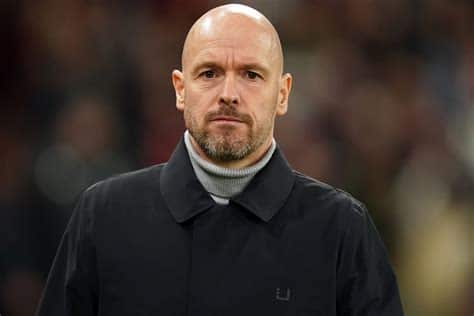 Write informative laconic excerpt under 30 words in mexican spanish for news below. Do not wrap it into quotation marks or html tags. playLaurens: Erik ten Hag already on edge about Man United criticism (1:27)Julien Laurens says Erik ten Hag&apos;s reaction to criticism of his Manchester United side shows that he is already on edge. (1:27)Erik ten Hag has the full backing of Manchester United&apos;s new leadership team, according to chief executive Omar Berrada.United triggered a one-year extension to Ten Hag&apos;s contract in the summer.It was done despite United co-owner Sir Jim Ratcliffe and INEOS director of sport Sir Dave Brailsford sounding out a number of possible replacements including Thomas Tuchel and Roberto De Zerbi.Both Berrada and sporting director Dan Ashworth started in their new roles after the decision to hand Ten Hag a new contract was made.But Berrada, who was speaking before the 3-0 defeat to Liverpool on Sunday, insisted the Dutchman has the complete support of club chiefs."We&apos;re very happy with that decision [to give Ten Hag a new contract]," Berrada said."Erik has our full backing and we have worked very closely together in this transfer window. We&apos;re going to continue working very closely with him to help him get the best results out of the team."Do we still believe in Erik? Absolutely. We think Erik is the right coach for us and we&apos;re fully backing him."Erik ten Hag came under criticism for his management at Old Trafford last season. James Gill - Danehouse/Getty ImagesDespite the uncertainty around his position following the FA Cup final victory over Manchester City in May, Ten Hag has played a central role in the club&apos;s recruitment over the summer.Close to £200m has been spent on five new players including Matthijs de Ligt, Noussair Mazraoui, Leny Yoro, Joshua Zirkzee and Manuel Ugarte.Ten Hag, who is starting his third season at Old Trafford, called for patience after the defeat to Liverpool on Sunday.Ashworth also admits it will take time to see results, but says he&apos;s happy with the squad assembled during the first window under his guidance."I like the squad, I have to say," Ashworth said. "I probably would say that after the business we&apos;ve done in the summer. I&apos;ve probably done 25 windows now and been doing this for a fair period of time."I don&apos;t think there&apos;s ever been a window where we&apos;ve gone, &apos;Oh God, it&apos;s gone absolutely perfectly, we&apos;ve done every single in, we&apos;ve done every single out we wanted to do&apos;. There are always bits."But in the main, the target positions we wanted to strengthen, the players we&apos;ve brought in, the depth and options when everybody is fully fit that Erik has, and we have as a club, I&apos;m pleased with that."Ashworth and Berrada have been part of a summer of change at United which also included the arrival of Jason Wilcox as technical director and Ruud van Nistelrooy and Rene Hake as assistant managers.It has created more uncertainty around Ten Hag&apos;s job, but Ashworth said that he has quickly developed a good working relationship with the former Ajax boss."I&apos;ve really enjoyed working with Erik for the last eight weeks," Ashworth added."I see my job is to support him in every way I possibly can, and whether that&apos;s operationally, whether that&apos;s with recruitment, whether that&apos;s with medical, whether that&apos;s with psychology, whether that&apos;s training ground flow, it&apos;s just to take as much of that off him to allow him to fully focus on the training pitch and the match tactical plan to deliver success for Manchester United." ,Erik ten Hag cuenta con el respaldo total del nuevo equipo directivo del Manchester United, según el director ejecutivo Omar Berrada.