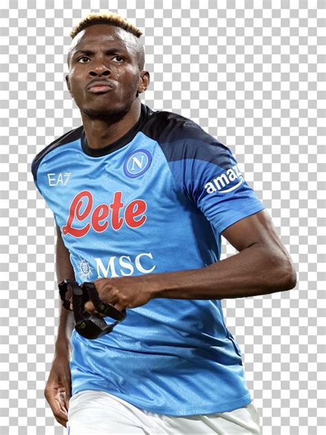 Write informative laconic excerpt under 30 words in mexican spanish for news below. Do not wrap it into quotation marks or html tags. Sep 2, 2024, 07:54 PM ETGalatasaray have opened talks to sign Napoli striker Victor Osimhen on loan, the Turkish Super Lig club announced on Monday.The 25-year-old Nigeria international penned a contract extension with the Italian club last December through 2026 with a reported release clause of €130 million ($143.91 million).A month later, Napoli president Aurelio De Laurentiis said Osimhen would leave at the end of the season, and the want-away striker was not included in Napoli&apos;s official 23-man Serie A squad for the current campaign.As the close of the summer transfer season approached last week, it appeared Osimhen could be on his way to Chelsea, but the window closed in both Italy and England on Friday with no move in place after the Premier League club reportedly was not willing to meet his wage demands.A move to Saudi Pro League side Al Ahli also failed to materialize, leaving Osimhen in limbo.Osimhen&apos;s 26 goals helped Napoli win the Scudetto two seasons ago, but it has turned sour since.The transfer window in Turkey is open until Sept. 18, meaning Galatasaray, who are competing in this season&apos;s revamped Europa League, still have time to complete the loan deal.Information from Reuters was used in this story. ,Galatasaray busca fichar al delantero Victor Osimhen de Napoli en préstamo. Napoli confirmó que el internacional nigeriano, de 25 años, no está en su plantilla oficial.