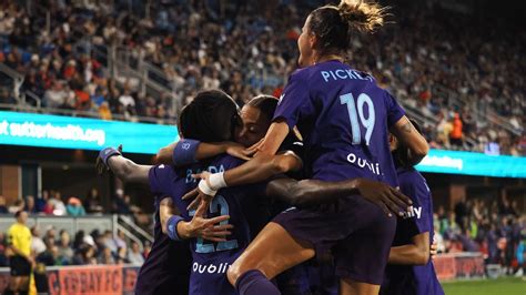 Write informative laconic excerpt under 30 words in mexican spanish for news below. Do not wrap it into quotation marks or html tags. playBarbra Banda heads Orlando Pride in front (0:57)Barbra Banda nods home to give the Orlando Pride the lead vs. Bay FC. (0:57)Sep 23, 2024, 01:00 PM ETIt&apos;s Monday, and another week of NWSL action is in the books, which means it&apos;s time for ESPN&apos;s Power Rankings.Our rankings are derived from a combination of key season statistics (points per game, goal differential, expected goal differential), recent performance, the Opta computer ratings and the observations of our writers.Who&apos;s climbing the table? Who&apos;s in free fall? Our writers and statistical models have ranked all 14 clubs in the league after Matchday 21. Let&apos;s dive in.1. Orlando PridePrevious ranking: 1Next match: Saturday vs. Houston Dash, 7:30 p.m. ETThe Orlando Pride are undefeated. Hold on, I know you just skimmed over that sentence without giving it its proper weight, so let me try that again. The Orlando Pride are undefeated. Through 21 games, they&apos;re yet to suffer a single loss. They have the longest unbeaten streak in league history -- and it just keeps getting longer. They topped Bay FC in California on Friday, with a goal from, you guessed it, Barbra Banda. There&apos;s a real inevitable feeling surrounding the Pride right now.2. Kansas City CurrentPrevious ranking: 3Next match: Saturday vs. NJ/NY Gotham FC, 1 p.m. ETBy topping the Washington Spirit, the Current earned revenge for a 4-1 loss to the Spirit last month and clinched a spot in the postseason. The attack is scary good -- nothing has changed there -- and new goalkeeper Almuth Schult has been strong since arriving in August. The German has saved 1.4 goals more than expected, according to FBref, in her four games for the Current.playLo&apos;eau LaBonta finds the back of the net for Kansas City CurrentLo&apos;eau LaBonta finds the back of the net for Kansas City Current 3. NJ/NY Gotham FCPrevious ranking: 4Next match: Saturday at Kansas City Current, 1 p.m. ETOn the back of Yazmeen Ryan&apos;s third-minute goal, which was the earliest goal in any game from this weekend&apos;s slate of NWSL matches, Gotham have secured wins in five of their past six league games. Juan Carlos Amorós&apos; press made Utah melt on Sunday and is still one of the biggest tactical X-factors in the league. After forcing a turnover high up the field, all it took was three passes to get the ball to Ryan&apos;s feet for the go-ahead goal.4. Washington SpiritPrevious ranking: 2Next match: Friday at Angel City, 10 p.m. ETIt was a no good, very bad Friday evening for the Spirit, and not just because they fell 3-0 to Kansas City. Trinity Rodman left the match and was taken to the locker room in a wheelchair. After her initial exit, Rodman&apos;s agent, Mike Senkowski, told the Washington Post that she had an "intense back spasm." The good news, then, is it seems the Spirit avoided the worst-case scenario..5. Racing Louisville FCPrevious ranking: 8Next match: Saturday at Utah Royals, 7 p.m. ETRacing left it late, but eventually took care of business against North Carolina with an equalizer in the 79th minute and a game-winning penalty in stoppage time. If Louisville can squeeze continued attacking production out of Bethany Balcer, they won&apos;t be an easy out as the 2024 campaign nears its conclusion. The former Seattle Reign attacker has now scored in back-to-back games.playBethany Balcer&apos;s goal from the spot wins it for LouisvilleBethany Balcer&apos;s goal from the spot wins it for Louisville 6. Bay FCPrevious ranking: 6Next match: Sunday at Seattle Reign, 6 p.m. ETAlthough Bay FC tried their best to put the Pride off their game by ceding most of the ball to the visitors, they became the latest team to fall at the hands of Banda and friends. While Bay largely did well to limit the quality of Orlando&apos;s shots, they didn&apos;t have the attacking consistency or the defensive fortitude to avoid a 1-0 loss.7. North Carolina CouragePrevious ranking: 5Next match: Sunday at Chicago Red Stars, 6 p.m. ETKerolin is back! The Brazilian superstar made her first NWSL appearance in 342 days when she stepped on the field in the second half of North Carolina&apos;s 2-1 loss to Louisville. If there&apos;s a player who can help turn the Courage&apos;s commitment to keeping the ball into chances, it&apos;s Kerolin. It&apos;ll take time for the 24-year-old to fully rebound from an ACL tear, but progress is progress. 8. Chicago Red StarsPrevious ranking: 10Next match: Sunday vs. North Carolina Courage, 6 p.m. ETIn the holding-on-for-dear-life performance of the weekend, the Red Stars eked out a 1-0 win over the San Diego Wave. Ludmila&apos;s early goal put Chicago on the inside track, but the Red Stars had to dodge 28 shots en route to a crucial three points. Make that back-to-back wins for the Red Stars. 9. Portland ThornsPrevious ranking: 9Next match: Saturday at San Diego Wave, 10 p.m. ETIf there was ever a time for the Thorns to break out of their funk, it&apos;s now. Sure, they&apos;ve lost each of their past four regular-season games, but of their six games remaining, only one is against a team currently above eighth place in the standings. The defense is a legitimate issue, but there are points for the taking to lock in their playoff spot.10. Seattle Reign FCPrevious ranking: 7Next match: Sunday vs. Bay FC, 6 p.m. ETThe Reign didn&apos;t want to be the team that finally let the Houston Dash back into the win column, but that&apos;s exactly what happened on Saturday. Despite having 63% possession, Laura Harvey&apos;s team continued their trend of being below average in the final third. The result? A costly three points dropped. 11. Angel City FCPrevious ranking: 11Next match: Friday vs. Washington Spirit, 10 p.m. ETThe unfortunate truth about Angel City is that they&apos;re not good at any one thing -- that&apos;s why they&apos;re below the playoff line. The attack? Middling. The defense and goalkeeping? Truly poor. In fact, they&apos;ve had the worst goalkeeping play in 2024, allowing nearly three goals more than expected over their 20 matches. Until things are solidified in the back, I&apos;m not buying Angel City stock. 12. San Diego Wave FCPrevious ranking: 12Next match: Saturday vs. Portland Thorns, 10 p.m. ETSan Diego&apos;s loss in Chicago on Saturday was one of the strangest defeats you&apos;ll ever see. The Wave managed 28 shots to the Red Stars&apos; nine and put together 3.55 xG, according to American Soccer Analysis, but couldn&apos;t score. Here&apos;s the kicker: no team has generated more xG in a single game in ASA&apos;s dataset (which goes back to 2016) than San Diego did this weekend and still lost.playLudmila slots in the goal for Chicago Red StarsLudmila slots in the goal for Chicago Red Stars13. Houston DashPrevious ranking: 14Next match: Saturday at Orlando Pride, 7:30 p.m. ETStill missing coach Fran Alonso, the Dash snagged all three points in a single game for the first time since May by topping Seattle 1-0 on Saturday. The performance was far from flashy, which is to be expected from a team languishing near the bottom of the table, but the goal from Yuki Nagasato? Oh, it was real, real nice. For the first time in a long time, the vibes were OK in Houston. 14. Utah RoyalsPrevious ranking: 13Next match: Saturday vs. Racing Louisville, 7 p.m. ETThat four-game unbeaten regular-season run for Utah feels like it unfolded a long time ago, doesn&apos;t it? The Royals have now lost three straight, with the latest defeat coming against Gotham on Sunday. After conceding in the third minute, Utah just couldn&apos;t climb their way back into the game. Thanks to Houston&apos;s win this weekend, they&apos;re back on the bottom. ,El Orlando Pride sigue imbatible en la NWSL con una racha récord de partidos sin perder. Barbra Banda destacó en la última victoria.