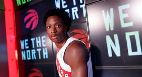 Write informative laconic excerpt under 30 words in mexican spanish for news below. Do not wrap it into quotation marks or html tags. OG Anunoby regresa a los Raptors para su séptima temporada después de ser objeto de rumores de cambio durante la temporada baja. Se espera que su juego defensivo destacado y su capacidad de anotación impulsen al equipo. Anunoby mostró mejoras en su juego cada año, pero tuvo una ligera disminución en puntos, rebotes y asistencias la temporada pasada. Sin embargo, estableció un récord personal con 1.9 robos por juego y empató su récord de bloqueos con 0.7 por juego. A pesar de una lesión en la muñeca que lo dejó fuera durante algunas semanas, Anunoby tuvo un promedio de 22.1 puntos en un lapso de 15 partidos. Con la partida de Fred VanVleet, se espera que Anunoby tenga más oportunidades de anotar esta temporada.,OG Anunoby vuelve a los Raptors con expectativas altas tras rumores de cambio. Su defensa y anotación impulsarán al equipo, a pesar de una ligera disminución estadística.