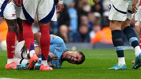 Write informative laconic excerpt under 30 words in mexican spanish for news below. Do not wrap it into quotation marks or html tags. playOgden: Rodri&apos;s ACL injury a huge blow for Man City&apos;s hopes this season (2:03)Mark Ogden assesses the impact of Rodri&apos;s ACL injury on Manchester City&apos;s title prospects. (2:03)Pep Guardiola was always facing an uphill battle at Manchester City this season, but the grim news of Rodri suffering an ACL injury that is likely to rule the midfielder out until next season has now given Guardiola and his team a mountain to climb.Sources have told ESPN that defensive midfielder Rodri will undergo surgery after tearing the ACL in his right knee following a seemingly innocuous collision with Arsenal&apos;s Thomas Partey in the 20th minute of Sunday&apos;s 2-2 draw against the Gunners at the Etihad.Rodri&apos;s pained reaction, the lengthy treatment he underwent on the pitch and his gesture to Guardiola as he left the pitch, signalling with his arms that it was "over," hinted at the bad news to come. Guardiola&apos;s post-match admission -- "[Rodri] is strong. He leaves the pitch and his action is he felt something otherwise he would stay there" -- underlined the reality that the player would not have abandoned his attempt to play on unless it was a serious problem.The bad news came following scans in Spain on Monday, and the outcome is a hammer blow for City. Only the loss of striker Erling Haaland could be regarded as a bigger problem for Guardiola to deal with, but only by a fraction.Earlier this year, Guardiola made clear just how much his all-conquering team relies on the 28-year-old former Atletico Madrid player. "He&apos;s an unbelievable player," Guardiola said in February. "He&apos;s the best midfield player in the world by far. It&apos;s because he&apos;s able to do everything."It&apos;s the tempo he has, especially his character when the situation is going wrong, he steps forward to arrive to the box, go backwards, the ability to play short and long. He&apos;s always ready."What a signing. Manchester City signed a player that is difficult to understand what we have done in recent years without him. It would&apos;ve been difficult."Rodri is arguably the most important player in Pep Guardiola&apos;s first-choice Man City XI. Can they still compete for the league and Champions League without him? Martin Rickett/PA Images via Getty ImagesRodri is irreplaceable -- his record in a City shirt tells us that -- and his absence is another major headache for Guardiola. City have lost just one game in 2024 with Rodri in the team -- the FA Cup final defeat against Manchester United at Wembley last season -- and their league run is even more impressive with him in the side.In the 21 Premier League games that Rodri has missed since arriving from Atletico in the summer of 2019, City have lost seven of them -- 33% of the games played without Rodri. Overall, he has lost 19 times in 174 Premier League games: an 11% defeat ratio.Rodri is the world&apos;s best at a difficult position. Per ESPN&apos;s Stats & Information Group, the Spain midfielder led the Premier League last season in touches (4,124), completed passes (3,359), progressive passes (521), carries (2,629), carry distance (11,662 meters/12,754 yards). He was also second in recoveries (essentially, "possession won") with 235 (two behind Newcastle&apos;s Bruno Guimaraes). He also led Man City in tackle attempts (70), successful tackles (43), successful duels (174) and aerial duels won (55).Sunday was also the 52nd consecutive game that Rodri had started for City and not been on the losing side in the Premier League, a run dating back to a loss at Tottenham in February 2023. But when he missed two league games due to suspension last season, City lost them both -- at Newcastle and at Wolves.Had it not been for a dramatic stoppage-time equaliser from John Stones against Arsenal on Sunday, City would have lost without Rodri again. With City visiting Newcastle again this weekend in their first full game without the Spain midfielder, the risk of suffering another defeat with a Rodri-sized hole in the team is a real one.playWhy Laurens found Arsenal vs. Man City so fascinatingJulien Laurens reacts to Pep Guardiola&apos;s "doubt" during Manchester City&apos;s 2-2 draw against Arsenal and how it made the game so interesting.Guardiola&apos;s problem is that he has nobody of the same calibre to step in. Mateo Kovacic, the former Chelsea and Real Madrid midfielder, is the most likely candidate, but he does not control games like Rodri. Matheus Nunes may also be handed games, but the £53 million signing from Wolves last year has done little of note in a City shirt; he would have left the club this summer but for the decision to loan Kalvin Phillips to Ipswich Town.Phillips could have been a useful option had he still been at the club, but the former Leeds and England player has only ever been a peripheral figure under Guardiola, so would not have been seen as a real solution.John Stones, who was moved from his usual centre-back role to play a holding midfield position in the final stages of City&apos;s treble-winning campaign in 2022-23, is perhaps the most likely replacement, playing alongside Kovacic. But Stones made a success of the midfield role because he was playing alongside Rodri, almost in a master and apprentice style relationship. Without Rodri&apos;s experience, vision and ability to snuff out danger before it arises, the question Guardiola must answer is whether Stones can be just as effective playing with Kovacic rather than Rodri.The next option is to wait until the transfer market reopens in January. City, having made a net profit of £99 million during the summer transfer window, will have plenty of funds with which to sign a world-class replacement, but by that stage, the club&apos;s fate in their Premier League hearing will either be known or imminent.Dan Thomas is joined by Craig Burley, Shaka Hislop and others to bring you the latest highlights and debate the biggest storylines. Stream on ESPN+ (U.S. only). Last Monday, the independent hearing began into Man City&apos;s alleged 115 breaches of Premier League financial regulation -- a number that since increased to 130 following a correction by the Premier League of the originally reported total -- which could result in the club being hit by a massive fine and points deduction. If it goes against City, finding a player to make the move to the Etihad amid uncertainty over the club&apos;s future will be a tough challenge and by then, who knows how damaging Rodri&apos;s loss will already have been in the race for the title.Arsenal and Liverpool, the teams most likely to dethrone City as Premier League champions, will aim to profit from Rodri&apos;s absence and test City&apos;s ability to win without him.He is unquestionably a world-class player, with only Vinícius Júnior ahead of him in the race to win this year&apos;s Ballon d&apos;Or according to the betting odds. He already earned the distinction of being voted the Player of the Tournament at Euro 2024 this summer, so his credentials are not in doubt.What is in doubt, however, is City&apos;s ability to cope without him in a season when they have so many distractions to overcome, on and off the pitch. ,Rodri sufre una lesión de ACL que podría dejarlo fuera de la temporada, creando un desafío para el Manchester City de Guardiola.