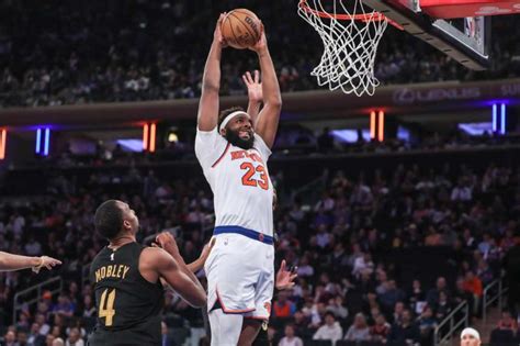 Write informative laconic excerpt under 30 words in mexican spanish for news below. Do not wrap it into quotation marks or html tags. Mitchell Robinson, jugador de los Knicks de Nueva York, ha sido consistente en su producción fantástica desde que ingresó a la liga, promediando cerca de un doble-doble por partido con casi dos bloqueos por juego, pero tiene deficiencias en los tiros libres. A pesar de las adiciones y salidas en la plantilla de los Knicks, se espera que Robinson mantenga su puesto como titular y continúe siendo un activo valioso en el juego de fantasía. Robinson ha demostrado su valor en las últimas cuatro temporadas y el equipo ha demostrado confianza en él al ofrecerle un nuevo contrato a largo plazo, lo que aumenta su valor y la posibilidad de mantener su racha de temporadas en el top 100.,Mitchell Robinson, consistente y valioso en NY Knicks. Promedio de doble-doble y bloqueos, pero debe mejorar tiros libres para mantener su posición titular.