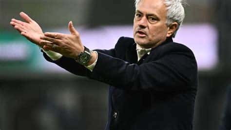 Write informative laconic excerpt under 30 words in mexican spanish for news below. Do not wrap it into quotation marks or html tags. Sep 30, 2024, 04:38 AM ETJose Mourinho picked up a booking during Fenerbahce&apos;s win against Antalyspor. GettyJose Mourinho was booked during Fenerbahce&apos;s 2-0 win at Antalyaspor on Sunday for placing a laptop in front of the TV cameras to protest an offside refereeing decision.With Fenerbahce 1-0 up in the 76th minute, referee Cihan Aydin disallowed Edin Dzeko&apos;s goal for offside after VAR intervention.Mourinho then proceeded to put a laptop showing a still image of that action and placed it in front of the broadcaster&apos;s ground camera as a sign of protest and was shown a yellow card."For us it was a good goal," Mourinho said in Sunday&apos;s post-game news conference. "I didn&apos;t say a single word. I didn&apos;t put any kind of pressure, I just put the laptop in there ... I just reacted calmly."The referee decided to give me a yellow card. It&apos;s OK. I want a VAR that helps the referee. My analyst put the laptop in front of me with the position of the left-back that probably was not the position that VAR analysed because we have the technical camera that gives us the complete width of the pitch and the let-back was in position."Fenerbahce, who had taken a lead through Dusan Tadic, secured the win thanks to an own goal by Thalisson Kelven. The result keeps Fenerbahce in second-place, three points behind Galatasaray, and Mourinho said the upcoming international break won&apos;t help in his side&apos;s pursuit of the title."In the international break we do nothing because we don&apos;t have players," Mourinho said. "We can just keep six or seven players, the ones that are not selected to go or others that no longer play in their national teams."International break for us is never positive, I would say in fact that it is negative ... We have lots of things to work on, one of the things is players have to understand my concept, simplicity is genius."We have too many players that don&apos;t understand that, the best players they play one touch, two-touch football. It&apos;s simple, a cross and a goal, it doesn&apos;t need 20 touches ... football is simplicity."Mourinho also spoke about the pressure he&apos;s felt at Fenerbahce in the summer being self-inflicted."The pressure I feel is the pressure I put on myself," he said. "It&apos;s not the pressure that anyone puts on me. I have around 1200 official matches, it&apos;s too long to feel pressure from anybody, not journalists, not supporters, not opponents. I always want to do the things right, I always want to win, which is not possible. So the pressure is the pressure that I put in myself." ,El técnico José Mourinho recibió una tarjeta amarilla por protestar con una laptop en la victoria de Fenerbahce sobre Antalyspor.