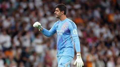 Write informative laconic excerpt under 30 words in mexican spanish for news below. Do not wrap it into quotation marks or html tags. playThibaut Courtois comes up with superb kick save for Real Madrid (0:28)Thibaut Courtois makes a great save (0:28)Sep 30, 2024, 07:28 AM ETReal Madrid goalkeeper Thibaut Courtois expects to recover from injury in time for the club&apos;s LaLiga game with Celta Vigo on Oct. 26, a source has told ESPN -- a week before Madrid&apos;s Clásico clash with Barcelona.Madrid confirmed on Monday that Courtois had injured the abductor muscle in his left leg during Sunday&apos;s 1-1 derby draw with Atlético Madrid.A source told ESPN that Courtois, 32, is expected to be absent for Madrid&apos;s Champions League game at Lille this week, and their LaLiga match with Villarreal this Saturday, but would then recover ahead of their game at Celta on Oct. 19.If his recovery goes as predicted, Courtois would then be available to face Barcelona at the Bernabéu a week later on Oct. 26.The keeper would not have been involved with Belgium during this month&apos;s international break, having said he will not return to the national team while coach Domenico Tedesco remains in charge.Courtois played the full 90 minutes of Madrid&apos;s draw with Atlético at the Metropolitano, a game which was temporarily suspended by the referee during the second half after fans behind the goal threw objects including lighters onto the pitch.Madrid are second in LaLiga, three points behind leaders Barça. ,El portero del Real Madrid, Thibaut Courtois, se espera que se recupere de su lesión a tiempo para el partido de LaLiga con Celta Vigo el 26 de octubre.