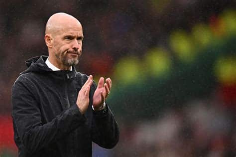 Write informative laconic excerpt under 30 words in mexican spanish for news below. Do not wrap it into quotation marks or html tags. playLaurens wants Ten Hag out of Manchester United &apos;right now!&apos; (1:39)Julien Laurens says Erik ten Hag cannot continue at Manchester United after another heavy home defeat. (1:39)Erik ten Hag is out of excuses at Manchester United, although he is still looking for them as he attempts to prove he remains the manager to bring success back to Old Trafford.Yet while United&apos;s beleaguered coach searches for mitigation, the smiling faces of counterparts Arne Slot, Unai Emery, Ange Postecoglou and Enzo Maresca only serve to make his situation worse because they are proving that managers don&apos;t always need time, they just need to be able to win.Sunday&apos;s 3-0 home defeat against Tottenham Hotspur -- United&apos;s third loss in six league games this season -- left the team 12th in the Premier League, eight points behind leaders Liverpool. Only promoted Southampton have scored fewer goals than the five that Ten Hag&apos;s team have managed.But despite being overrun by a Spurs team that arrived at Old Trafford with pressure growing on manager Postecoglou, Ten Hag claimed the first-half red card shown to captain Bruno Fernandes "changed the game" after United had created several chances and hit the post through Alejandro Garnacho.In isolation, Ten Hag was correct in his assessment. But he failed to mention Tottenham&apos;s catalogue of first-half chances -- they also hit the post through Brennan Johnson -- and that Spurs could have been four goals ahead by half-time had they taken some of the many opportunities that came after Johnson had put them ahead in the third minute.The stats up to the red card were damning and only suggested dominance by the visiting team. Spurs had enjoyed 60.4% of the possession, had made 260 passes to United&apos;s 172, had 28 touches in the opposition box while United had only seven, and Spurs had 12 shots to United&apos;s three.Selective memory is becoming a theme of Ten Hag&apos;s increasingly predictable defence of his record as United manager. He has blamed injuries for a lack of consistency and bad results -- every team suffers from injuries -- and pointed to the two trophies he has won in two seasons -- the Carabao Cup in 2023 and FA Cup last season. But that overlooks guiding the club to their worst-ever Premier League finish in 2023-24 and overseeing an array of humiliating defeats: a 7-0 loss at Liverpool, 4-0 at Crystal Palace, 4-0 at Brentford, 6-3 against Manchester City and, already this season, 3-0 losses at home to Liverpool and Spurs. United have only scored one league goal at home this term.Ten Hag&apos;s has spent £550 million on transfer since arriving at Old Trafford from Ajax in the summer of 2022, with huge sums lavished on the likes of Antony (£80m), Rasmus Højlund (£72m), Mason Mount (£55m), Manuel Ugarte (£50m) and Joshua Zirkzee (£36.5m). That outlay takes away any possibility of the 54-year-old suggesting he has not been given the funds to rebuild his squad. Only Chelsea (£1.1 billion) have spent more on transfers since he took charge at United.Erik ten Hag has no one else to blame for Manchester United&apos;s predicament, and time is running out for him to turn things around. Zohaib Alam - MUFC/Manchester United via Getty ImagesThere is now a real possibility that Ten Hag is entering the final days of his reign as United manager. Thursday&apos;s Europa League trip to FC Porto would be a tough one at the best of times, and with a visit to Aston Villa in the Premier League just three days later only victories will be enough for Ten Hag. Positive performances will mean little if United go into the international break without a win.The focus is now on United&apos;s new football leadership team. United&apos;s minority owner, INEOS founder Jim Ratcliffe and director of sport Dave Brailsford chose to keep faith with Ten Hag after the FA Cup final win against Manchester City. They are now supported by CEO Omar Berrada and director of football Dan Ashworth, who both assumed their roles during the summer.Sources have told ESPN that there is a growing acceptance at United that the Dutchman is now under severe pressure, and that the club believe they are well-prepared to make a change if results and performances do not pick up. But while the public noises about Ten Hag from within Old Trafford have been supportive, the sight of Ten Hag&apos;s team slipping further away from the Champions League spots -- they are already six points adrift of fourth-place Chelsea -- will have set alarm bells ringing.Dan Thomas is joined by Craig Burley, Shaka Hislop and others to bring you the latest highlights and debate the biggest storylines. Stream on ESPN+ (U.S. only). What will not help Ten Hag&apos;s case is his record at United in contrast to Emery at Villa, Postecoglou at Spurs and, to a lesser extent, the immediate impact made by Slot and Maresca at Liverpool and Chelsea respectively.Emery took charge at Villa Park less than two years ago, with the team he inherited from Steven Gerrard 15th in the Premier League, just three points above the relegation zone. Emery will celebrate the second anniversary of his appointment later this month with Villa have played Bayern Munich in the Champions League.Postecoglou took charge of Spurs at the start of last season with the team finishing eighth in the previous campaign and with the unenviable challenge of rebuilding without Harry Kane, who had left for Bayern. But Postecoglou, while not without some ups and downs, guided Spurs to a fifth-place finish last season and is now shaping a team with a post-Kane future.Slot and Maresca have started incredibly well in their new jobs, putting Liverpool and Chelsea firmly in the title chase. Even Mauricio Pochettino, who left Chelsea in May after just a season in charge, delivered a higher finish than Ten Hag and gave Cole Palmer the platform to succeed at Stamford Bridge.It shows that managers can have an instant impact if they have the skillset, personality and conviction to do so. Ten Hag certainly has the conviction that he is on the right track, but it is debatable that he has the skillset or the personality.This is his team now. Six of the starting lineup against Tottenham, and all five of the substitutes used, were signed by Ten Hag while youngsters Garnacho and Kobbie Mainoo have become regulars under the Dutchman. They are his players, but there is none of the chemistry or understanding that Emery, Postecoglou, Slot and Maresca have developed in their teams. In contrast, United resemble a team of unhappy strangers.After Sunday&apos;s defeat, Ten Hag was once again defiant, saying that he doesn&apos;t fear for his job and adding: "We are all in one boat together." What Ten Hag failed to mention was that the boat is rudderless and is heading for an iceberg unless he can somehow turn it around. But time is running out. ,Erik ten Hag sin excusas en Manchester United. Presión crece con derrotas. Tiempo se agota para demostrar el éxito en Old Trafford.