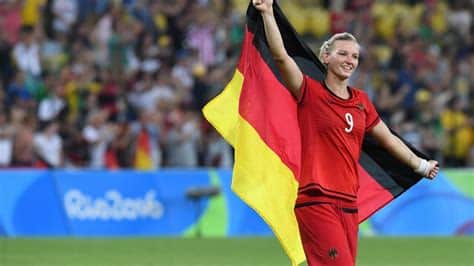 Write informative laconic excerpt under 30 words in mexican spanish for news below. Do not wrap it into quotation marks or html tags. Sep 30, 2024, 07:21 AM ETAlexandra Popp featured for Germany at the Paris Olympics this summer. GettyGermany captain Alexandra Popp has retired from the national team after a 14-year stint.The 33-year-old striker made 144 appearances for Germany and scored 64 goals, ranking third on the all-time scorers list for the national team behind Birgit Prinz and Heidi Mohr.Popp, who made her international debut in 2010, won gold with Germany at the Rio Olympics in 2016. Following her first major medal, she struggled with injury and was unable to take part in the knockout stages of Euro 2017.Popp was named captain ahead of the 2019 World Cup under head coach Martina Voss-Tecklenburg.Considered one of the best goalscorers in the game, Popp finished sixth in the women&apos;s Ballon d&apos;Or in 2022 and seventh in 2023.The three-time German Footballer of the Year (2014, 2016 and 2023) considered retiring from international duty after a disappointing 2023 World Cup, where Germany failed to make it out of the group stage.She eventually opted to carry on and led Germany to a bronze at the Paris Olympics this summer.Germany reached the final of Euro 2022 against hosts England, but Popp missed the clash at Wembley after getting injured during the warmup. The Lionesses went on to lift the trophy after a 2-1 win in the final.At club level, Popp has won the Champions League three times (twice with Wolfsburg and once with Duisburg), seven Frauen Bundesliga titles with Wolfsburg, and 10 DFB-Pokal Frauen Cups. ,La capitana de Alemania, Alexandra Popp, se retira del equipo nacional tras 14 años. Tercera máxima goleadora de la selección. Ganó oro en Río 2016.