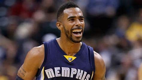 Write informative laconic excerpt under 30 words in mexican spanish for news below. Do not wrap it into quotation marks or html tags. Mike Conley fue cambiado durante la temporada de Utah Jazz a Minnesota Timberwolves. En los 24 partidos que jugó para los Timberwolves, Conley promedió 14 puntos, 3.1 rebotes, 5.0 asistencias, 1.2 robos y 2.4 triples. A pesar de su rendimiento, Conley no es una elección popular para los managers de fantasía debido a su edad y posibles intercambios en el futuro.,Mike Conley traspasado a los Timberwolves, destacando con promedio de 14 puntos, 3.1 rebotes, 5.0 asistencias, 1.2 robos y 2.4 triples en 24 juegos.