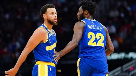 Write informative laconic excerpt under 30 words in mexican spanish for news below. Do not wrap it into quotation marks or html tags. Andrew Wiggins de los Golden State Warriors ha tenido una temporada decepcionante en fantasy basketball debido a las lesiones y ausencias personales que le impidieron jugar en muchos partidos la temporada pasada. Sin embargo, actualmente está saludable y listo para comenzar la temporada como titular. Sus habilidades para bloquear tiros y anotar triples le dan un valor adicional en fantasy. Wiggins ha sido un jugador consistente en sus dos temporadas con los Warriors, siendo el tercer máximo anotador del equipo detrás de Stephen Curry y Klay Thompson. Aunque no ha cumplido con las expectativas de ser la primera selección del draft, ha tenido una carrera aceptable y contribuye en varios aspectos del juego para considerarse en fantasy. A pesar de que los números de Wiggins la temporada pasada no fueron impresionantes, promediando 18.6 puntos, 4.9 rebotes y 2.4 asistencias por partido, su habilidad para bloquear tiros y mejorar sus porcentajes de tiro tanto de campo como de triples, lo convierten en una opción de valor en las rondas medias del draft de fantasy.,Andrew Wiggins de los Warriors, recuperado de lesiones, listo para brillar en fantasy con su habilidad para triples y bloqueos. Consistente y valioso en rondas medias del draft.