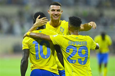 Write informative laconic excerpt under 30 words in mexican spanish for news below. Do not wrap it into quotation marks or html tags. Sep 30, 2024, 05:30 PM ETCristiano Ronaldo scored the winning goal as Al Nassr of Saudi Arabia defeated Al Rayyan of Qatar 2-1 in the AFC Champions League Elite group stage on Monday.The five-time Ballon d&apos;Or winner missed Al Nassr&apos;s opening 1-1 draw against Al-Shorta of Iraq two weeks ago because of a viral infection. On Monday, he had a goal ruled out for offside, but his shot into the top corner with 14 minutes remaining in Riyadh proved to be decisive.Former Liverpool forward Sadio Mané headed home for Al Nassr just before the break and the points seemed secure when Ronaldo added a second.Al Rayyan came back in the game three minutes from the end when Roger Guedes scored from close range.Al Nassr, seeking a first Asian title, hung on, however.Riyad Mahrez scored his first goal of the season as Al Ahli of Saudi Arabia won at Al-Wasl of the United Arab Emirates 2-0 for a second straight win.The Algerian attacker, who joined the Jeddah club from Manchester City in 2023, had been struggling for fitness.Mahrez opened the scoring after just three minutes. He ran on to a long pass from defender Roger Ibañez and shot home from inside the area. He returned the favor seven minutes before the break as his corner was headed home powerfully by Ibanez.Elsewhere, Al-Sadd of Qatar defeated Esteghlal of Iran 2-0, whose Tehran rival Persepolis drew with Pakhtakor of Uzbekistan 1-1.The 24 teams are divided into two groups of 12 -- one based in the west and one in the east -- with the top eight from each progressing to the round of 16. ESPN BET is owned and operated by PENN Entertainment, Inc. and its subsidiaries (&apos;PENN&apos;). ESPN BET is available in states where PENN is licensed to offer sports wagering. Must be 21+ to wager. If you or someone you know has a gambling problem and wants help, call 1-800-GAMBLER.Copyright: © 2024 ESPN Enterprises, Inc. All rights reserved. ,Cristiano Ronaldo anota gol decisivo para Al Nassr en AFC Champions League Elite. Al Rayyan 1-2 Al Nassr. Al Nassr lidera grupo. Al-Shorta e Iraq.