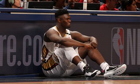 Write informative laconic excerpt under 30 words in mexican spanish for news below. Do not wrap it into quotation marks or html tags. El jugador de baloncesto Zion Williamson, de los New Orleans Pelicans, ha mostrado un gran rendimiento cuando está en la cancha, promediando 26.0 puntos, 7.0 rebotes, 4.6 asistencias y 1.1 robos en la última temporada. A pesar de las lesiones que ha sufrido en temporadas anteriores, no hay indicios de que se perderá tiempo al inicio de la temporada 2023-2024. Con un contrato a largo plazo y un equipo talentoso a su alrededor, Williamson tiene el potencial de ser uno de los mejores jugadores de fantasía si se mantiene saludable.,Zion Williamson, estrella de los New Orleans Pelicans, promedio destacado en la última temporada. Sin lesiones graves a la vista, potencial en Fantasy.