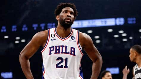 Write informative laconic excerpt under 30 words in mexican spanish for news below. Do not wrap it into quotation marks or html tags. Joel Embiid, jugador de los 76ers de Filadelfia, ha sido nombrado MVP de la temporada 2022-2023 de la NBA. Embiid lideró la liga en puntos por partido (33.1) y mostró un juego eficiente con un 55/33/86 en tiros, además de promediar 10.2 rebotes, 4.2 asistencias, 1.7 bloqueos y 1.0 robos. A pesar de preocupaciones por lesiones en el pasado, Embiid ha demostrado estar relativamente saludable en las últimas temporadas, jugando 68 y 66 partidos en las dos últimas campañas.,Joel Embiid, de los 76ers, nombrado MVP de la NBA 2022-2023. Destacó en puntos, eficiencia y superó lesiones, promediando dobles-dobles en partidos jugados.