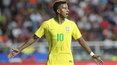 Write informative laconic excerpt under 30 words in mexican spanish for news below. Do not wrap it into quotation marks or html tags. playRodrygo &apos;upset&apos; by Ballon d&apos;Or snub (0:44)Real Madrid&apos;s Rodrygo speaks about being left of the men&apos;s Ballon d&apos;Or shortlist. (0:44)Sep 9, 2024, 08:07 AM ETReal Madrid star Rodrygo has said that Brazil need Neymar if they are to chase a record sixth World Cup in 2026.The 23-year-old, who scored a first-half goal to help Brazil beat Ecuador 1-0 on Friday and stop their three-match losing streak in CONMEBOL qualifying for the 2026 World Cup, said Neymar is key to Brazil success."He&apos;s our star, our best player," Rodrygo said in an exclusive ESPN Brasil interview. "Anyone can see it, how much he is missed. Having Neymar healthy, which is what we all want, [and] he is in the final stages of his recovery. We want him back as soon as possible."Five-time world champion Brazil lost consecutive matches to Uruguay, Colombia and Argentina at the end of last year and were in sixth place in the standings after six rounds. With Friday&apos;s win, Brazil now have 10 points and are in fourth place. They face Paraguay in Asuncion on Tuesday.Brazil&apos;s all-time men&apos;s top scorer underwent surgery to repair anterior cruciate ligaments and meniscus injuries in his left knee on Nov. 2, 2023 in Brazil.The former Barcelona and Paris Saint-Germain star, who joined Saudi Pro League club Al Hilal in the summer of 2023 in a €90 million transfer from PSG, was hurt in Brazil&apos;s World Cup qualifying defeat to Uruguay in October of 2023.He had previously faced lengthy spells out injured, including a number of right ankle and foot injuries in the past, which forced him to miss six weeks of action in 2021 and Brazil&apos;s victorious 2019 Copa América campaign.Rodrygo said that he keeps in touch with Neymar and that he considers him an idol."We always message each other. He is now returning to training with the group," Rodrygo said. "He&apos;s a great teammate. It makes me sad when I see someone talking badly about him, because of the person he is. He always sends me messages, helps me. I love him. In addition to being my idol as a player, as a person he has shown himself to be a fantastic person."Rodrygo scored 10 goals in 34 LaLiga appearances last season, as well as finding the net five times in the Champions League.His place in the Real Madrid team has come under pressure with the arrival of Kylian Mbappé, although coach Carlo Ancelotti has continued to pick him as part of a three-man forward line so far this campaign.Paraguay held Uruguay to a goalless draw in their qualifying match on Friday. ,Rodrygo de Real Madrid molesto por no ser nominado al Balón de Oro. Destaca la importancia de Neymar para la Copa del Mundo 2026.