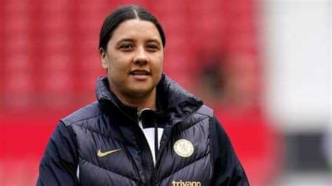 Write informative laconic excerpt under 30 words in mexican spanish for news below. Do not wrap it into quotation marks or html tags. playBompastor: &apos;Small details&apos; separate Chelsea from UWCL glory (1:14)Chelsea manager Sonia Bompastor discusses Chelsea&apos;s chances of success in a competition she won as a player and manager, the UEFA Women&apos;s Champions League. (1:14)Sep 9, 2024, 04:33 AM ETChelsea forward Sam Kerr said she will not jeopardise her future in the game by rushing her recovery from a second anterior cruciate ligament (ACL) injury.Australia&apos;s all-time top scorer with 69 goals in 128 appearances, Kerr suffered the ACL injury during training with Chelsea in January and missed the Paris Olympics.She also missed the London 2012 Games due to a similar injury."I&apos;m not putting a date on my return, just making sure I get it right and making sure I feel good before I get back on the pitch," Kerr told Optus Sport in an interview published on Monday."I mean, it&apos;s my second ACL, so I know you need to take the time, you need to make sure it&apos;s right and I&apos;m doing everything I can. But definitely no rush for me, I want to make sure I can play for many more years to come."Kerr, who turns 31 on Tuesday, has signed a contract extension until 2026 with the Women&apos;s Super League (WSL) champions.Since joining Chelsea in the 2019-20 season, Kerr has won five WSL titles, three FA Cups and two League Cups. She also helped them reach the Women&apos;s Champions League finals in the 2020-21 season.Chelsea embark on a fresh start this season under French coach Sonia Bompastor after 12 years under former manager Emma Hayes.Kerr said their main focus will be to win the Women&apos;s Champions League after losing in the semifinals last season."We&apos;ve fallen short a few years in a row, and hopefully Sonia brings that to this club," she added. ,Sam Kerr de Chelsea no apresurar recuperación de lesión de ligamento cruzado anterior por temor a futuro; miss Juegos Olímpicos de París.