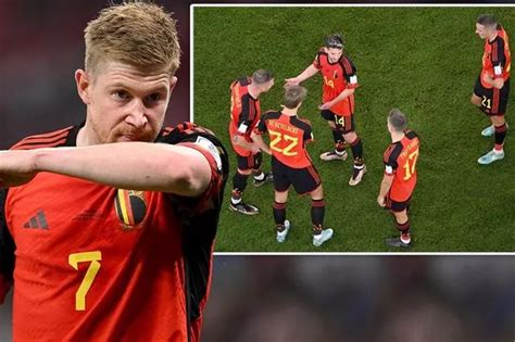 Write informative laconic excerpt under 30 words in mexican spanish for news below. Do not wrap it into quotation marks or html tags. Sep 9, 2024, 06:51 PM ETBelgium captain Kevin De Bruyne launched an angry tirade against his teammates after his side were beaten 2-0 away to France in their Nations League clash on Monday.Not for the first time, De Bruyne was visibly frustrated during the Group A2 match and afterwards told Belgian VTM television too many things had gone wrong in the game."I can&apos;t say here what went wrong. I already did that to the team at half-time," he said. "I cannot repeat that in the media, but it has to be better in every way. If the standard we want to reach is the best, but we&apos;re no longer good enough to get to that level, then you have to give everything. If you don&apos;t even do that, it&apos;s over."France beat Belgium 1-0 in their last meeting with considerably more at stake in the round of 16 of the European Championship this summer. And De Bruyne echoed a similar sentiment on Monday as he did after their Euro exit in Germany."I can accept that we&apos;re not as good as in 2018," the 33-year-old De Bruyne said of the side that reached the World Cup semifinals in Russia. "I was the first to see that, but other things are unacceptable. I&apos;m not going to say what."France overcame a slow start to redeem themselves after a 3-1 loss to Italy on Friday, as Randal Kolo Muani&apos;s close-range strike and Ousmane Dembele&apos;s left-foot drive handed them their first points of their Nations League campaign.And when De Bruyne was pressed in the interview as to what went wrong, he did point out one problem."We are too many at the back. If you stay with six at the back, there is no connection," said the Manchester City playmaker. "It is what it is. It is not about transition, but about people who do not perform their tasks."Coach Domenico Tedesco said he understood De Bruyne&apos;s anger."He is our captain and has a huge winning mentality, so he can also react emotionally," the coach said.Information from Reuters was used in this story. ESPN BET is owned and operated by PENN Entertainment, Inc. and its subsidiaries (&apos;PENN&apos;). ESPN BET is available in states where PENN is licensed to offer sports wagering. Must be 21+ to wager. If you or someone you know has a gambling problem and wants help, call 1-800-GAMBLER.Copyright: © 2024 ESPN Enterprises, Inc. All rights reserved. ,El capitán de Bélgica, Kevin De Bruyne, criticó fuertemente a sus compañeros después de perder 2-0 ante Francia en la Liga de Naciones.