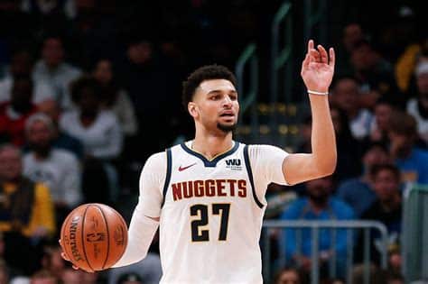 Write informative laconic excerpt under 30 words in mexican spanish for news below. Do not wrap it into quotation marks or html tags. Jamal Murray regresará a los Nuggets de Denver para la temporada 2023-2024 después de perderse la temporada pasada debido a una lesión en el ligamento cruzado anterior (ACL). En su última temporada en 2021, Murray promedió 20.0 puntos, 6.2 asistencias y 4.8 rebotes en 65 juegos. El regreso de Murray fortalecerá al equipo de los Nuggets, quienes esperan mantener su éxito después de ganar el campeonato la temporada pasada.,Jamal Murray regresará a los Nuggets de Denver para la temporada 2023-2024 tras una lesión. Su retorno fortalecerá al equipo campeón.