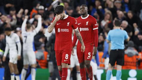 Write informative laconic excerpt under 30 words in mexican spanish for news below. Do not wrap it into quotation marks or html tags. A superb second-half goal from substitute Callum Hudson-Odoi gave Nottingham Forest the biggest surprise win of the Premier League season so far as they beat Liverpool 1-0 at Anfield on Saturday.The home side dominated the opening half and Luis Díaz hit a post in the 17th minute, but too often the Liverpool attackers found themselves on different wavelengths, and much of their play lacked their usual fluidity as chances went begging.Callum Hudson-Odoi scored the only goal of the game against Liverpool.Robbie Jay Barratt - AMA/Getty ImagesTheir wastefulness was punished in the 72nd minute as Anthony Elanga found his fellow substitute Hudson-Odoi with a brilliant crossfield ball, and the 23-year-old winger cut inside before curling a tremendous effort past goalkeeper Alisson.Having convincingly won all of their opening three league games under Arne Slot without conceding a goal, Liverpool looked short of ideas as they sought to come back. A Virgil van Dijk header from a corner that flew over was the closest they came to an equaliser.,Golazo de Hudson-Odoi da a Nottingham Forest sorprendente victoria sobre Liverpool. Liverpool dominó pero falta de puntería causó derrota.