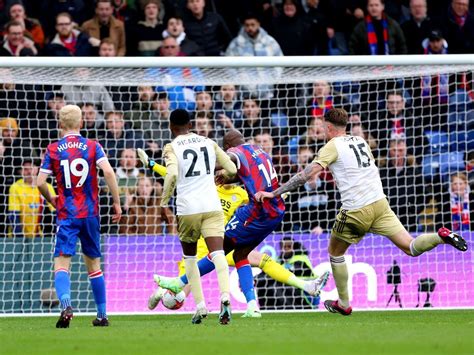 Write informative laconic excerpt under 30 words in mexican spanish for news below. Do not wrap it into quotation marks or html tags. Jean-Philippe Mateta&apos;s late penalty earned Crystal Palace a point against Leicester.Richard Heathcote/Getty ImagesCrystal Palace&apos;s Jean-Philippe Mateta scored twice including a last-gasp penalty as they clawed their way back from two goals down to salvage a 2-2 Premier League draw against promoted Leicester City at Selhurst Park on Saturday.The point was huge relief for Palace, who were booed off the pitch at half-time, and leaves them on two points after four matches this season.Jamie Vardy had opened scoring for Leicester City in the 21st minute before Stephy Mavididi doubled the visitors&apos; lead a minute after the break as they appeared poised for their first victory of the season.But Mateta pulled one back for Palace in the 47th minute when he knocked Tyrick Mitchell&apos;s low cross into the net.Mateta was flagged offside but the goal was allowed by the narrowest of margins after a lengthy VAR check. Mateta&apos;s 92nd-minute penalty, awarded for Conor Coady&apos;s foul, secured the draw.,El penal tardío de Jean-Philippe Mateta le dio al Crystal Palace un empate ante el Leicester City en la Premier League.