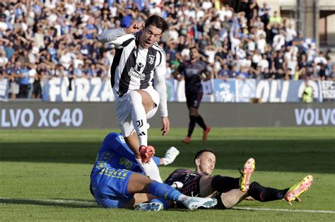 Write informative laconic excerpt under 30 words in mexican spanish for news below. Do not wrap it into quotation marks or html tags. Thiago Motta cut a frustrated figure as Juventus dropped points against Empoli.ISABELLA BONOTTO/AFP via Getty ImagesJuventus were held to a 0-0 Serie A draw at Empoli on Saturday as Thiago Motta&apos;s side dropped more points after their goalless home stalemate against Roma before the international break.Juve struggled in attack and often resembled the side who managed one shot on target against Roma two weeks ago, while Empoli pressed high and did not allow them to take control.Federico Gatti was close to netting with a header for Juve following a corner late in the first half but Empoli&apos;s Devis Vasquez pulled off a great save before keeping out attempts by Dusan Vlahovic and Teun Koopmeiners after the break.Juventus moved provisionally top of the table with eight points from four games with several of their rivals playing later in the weekend. Empoli are seventh on six points. ,Juventus empata 0-0 con Empoli en la Serie A. Thiago Motta frustrado. Juventus líder provisional con 8 puntos en 4 juegos. Empoli está séptimo con 6 puntos.