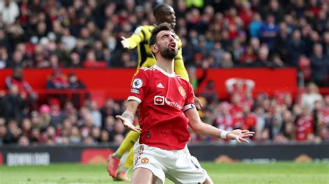 Write informative laconic excerpt under 30 words in mexican spanish for news below. Do not wrap it into quotation marks or html tags. Crystal Palace held Manchester United to a 0-0 draw at Selhurst Park.Photo by Chloe Knott - Danehouse/Getty ImagesManchester United had to settle for a single point despite a dominant performance by Erik ten Hag&apos;s team in their 0-0 Premier League draw with Crystal Palace at Selhurst Park on Saturday.The draw -- at least a small measure of revenge after United&apos;s humiliating 4-0 rout by Palace in May that was their low point last season -- left them 11th in the table on seven points. Oliver Glasner&apos;s Palace are 16th with three points.Ten Hag&apos;s men will rue Saturday&apos;s squandered opportunities, including two agonising near misses in rapid-fire succession in the first half that saw Alejandro Garnacho and then Bruno Fernandes hammer shots off the crossbar within a few seconds, both left to hold their heads in disbelief.United keeper Andre Onana saw almost no action in the first half but was put to work several times in the second against a Palace side who were significantly better after the break.Onana made a fabulous double save, diving to bat away Eddie Nketiah&apos;s shot and then leaping into the air to stop Ismaila Sarr volleying home the rebound.,Manchester United empata contra Crystal Palace 0-0 en Selhurst Park. Ten Hag se lamenta por oportunidades desperdiciadas. Palace consigue punto. Onana destaca en portería.