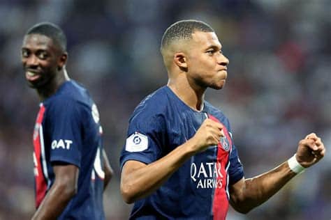 Write informative laconic excerpt under 30 words in mexican spanish for news below. Do not wrap it into quotation marks or html tags. Sep 21, 2024, 09:41 PM ETParis Saint-Germain coach Luis Enrique has been cautious about tipping Ousmane Dembélé as his team&apos;s next top scorer, saying it could be detrimental to his side.Dembélé&apos;s second-half strike in Saturday&apos;s 1-1 draw at Reims helped PSG maintain their unbeaten run in Ligue 1 and put him in the spotlight as the leading striker to fill the void left by Kylian Mbappé&apos;s move to Real Madrid.However, while praising the 27-year-old winger, who has four goals and two assists this season, the coach urged the team as a whole to improve so as not to put too much pressure on just one player."We&apos;re not looking for a goal scorer, because if you put the pressure on Dembélé and then he doesn&apos;t score the goals you want him to score, we&apos;ll start with the problems," the coach told a news conference on Saturday."What we want is for the team to win. Who scores? I don&apos;t care. Let someone who wears the PSG shirt score. There is no pressure on one player only. The whole team has to keep improving," he added.Ousmane Dembélé scored his fourth goal of the season to give PSG a draw against Reims. Xavier Laine/Getty ImagesPSG arrived in Reims on the back of a late victory over Spanish side Girona in the Champions League, but struggled to find their rhythm due to the absence of injured players such as striker Marco Asensio and goalkeeper Gianluigi Donnarumma."We knew from the start that it was going to be a very difficult game. They played very well, they&apos;re physically very strong and they were good on the ball," the coach added.However, Enrique was confident that his side&apos;s tactic of changing positions would give them an advantage in the coming games, as they host Stade Rennais on Friday before taking on Arsenal in the Champions League four days later."We will change players depending on what we see in the games. I have a lot of versatility in my squad to be able to use that and it&apos;s an option we have on a regular basis with different players," he said. ,El entrenador del Paris Saint-Germain, Luis Enrique, evita destacar a Ousmane Dembélé como máximo goleador. Insta al equipo a mejorar colectivamente sin presionar al jugador.