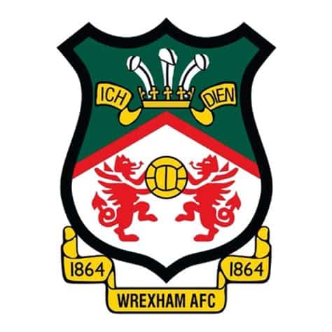 Write informative laconic excerpt under 30 words in mexican spanish for news below. Do not wrap it into quotation marks or html tags. Wrexham slipped to second in the League One table on Saturday after they played out a goalless draw with Leyton Orient in east London while Birmingham City went top following a dramatic win over Peterborough United.Goalkeeper Arthur Okonkwo kept his fifth clean sheet of the season in the stalemate as Wrexham struggled to impose themselves on an Orient team that began the day 16th in the table.Wrexham manager Phil Parkinson opted to select Jack Marriott over Paul Mullin up front, but his team struggled to carry a threat in attacking areas, with their seven shots bettered by Orient&apos;s nine on a day when the two teams&apos; respective defences dominated.Wrexham goalkeeper Arthur Okonkwo kept his fifth clean sheet of the season in the team&apos;s goalless draw with Leyton Orient on Saturday.James Baylis - AMA/Getty ImagesThe Welsh club, who are co-owned by Hollywood actors Ryan Reynolds and Rob McElhenney, have enjoyed a positive start to their first season in the third tier of English football following their promotion last season, going unbeaten in their first five matches before succumbing to a 3-1 away defeat to Birmingham on Sep. 16.Birmingham, who count NFL legend Tom Brady among their investors, spent lavishly in the summer transfer window in order to acquire a calibre of player who they felt could get them promoted back to the Championship at the first time of asking following their relegation last season.The supposed rivalry between the two clubs was stoked ahead of their meeting at St. Andrews when Wrexham drafted in Eli Manning as a fan. Manning beat Brady&apos;s New England Patriots in two Super Bowls as quarterback of the New York Giants.Brady responded with a well-mannered boast about his own Super Bowl successes.Wrexham travel to face Stevenage in their next League One fixture on Tuesday.,Wrexham cayó al segundo lugar en la tabla de la League One tras un empate sin goles con Leyton Orient, mientras que Birmingham City lidera después de ganar a Peterborough United.