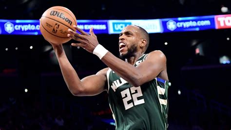 Write informative laconic excerpt under 30 words in mexican spanish for news below. Do not wrap it into quotation marks or html tags. Khris Middleton, jugador de los Milwaukee Bucks, se someterá a una cirugía de rodilla después de ser eliminado en los playoffs. Middleton se perdió los dos primeros meses de la temporada pasada debido a una lesión, jugando solo 33 partidos en total. A pesar de las lesiones y una temporada difícil, Middleton ha sido uno de los jugadores más consistentes de la NBA en los últimos años.,El jugador de los Bucks, Khris Middleton, se someterá a cirugía de rodilla tras su eliminación en playoffs. A pesar de lesiones, es consistente en la NBA.