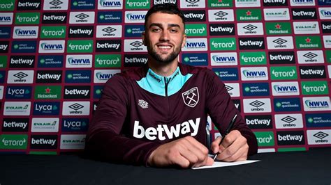 Write informative laconic excerpt under 30 words in mexican spanish for news below. Do not wrap it into quotation marks or html tags. Sep 7, 2024, 04:00 AM ETMax Kilman&apos;s move to West Ham earned Maidenhead United around £4m, which is a life-changing amount. West Ham United FC via Getty ImagesMax Kilman&apos;s £40 million transfer from Wolverhampton Wanderers to West Ham United was one of the biggest Premier League moves in the summer transfer window. However, it wasn&apos;t just Hammers fans celebrating the transfer; non-league side Maidenhead United will have raised a toast too given what the move meant for them.With a little bit of forward planning, clubs further down the football pyramid can get themselves a slice of the action in major deals, and the proceeds can be life-changing. Beyond that, Kilman has also offered hope to young footballers in non-league football, the Hammers&apos; defender showing that biding your time and moving through the pyramid at a less-than-frenzied pace can pay off in every sense.Kilman left Maidenhead for Wolves for a reported £40,000 in 2018, with the Magpies inserting a clause in his contract that would guarantee them a percentage of any future transfer fee. It was a gamble that might never have paid off, but it turns out Maidenhead were spot on.Football clubs rarely make the details of their financial deals public, so there has been plenty of speculation over just how substantial their share of West Ham&apos;s £40m outlay was -- a 10% figure of £4m has been widely reported -- but whatever the amount, it will change the way Maidenhead operate for years to come. Chairman Peter Griffin has revealed the money from the deal could even lead to the club becoming fully professional for the first time."From our point of view, we got to a point where we were offered an amount of money which may not have been the full amount of money we were entitled to, but the amount of money we&apos;d have got would have been zero if he didn&apos;t move," he told the Maidenhead Advertiser earlier this summer."[That&apos;s] the difference this money can make. This money that&apos;s coming to us will help secure Maidenhead United&apos;s first team, women&apos;s team, all the community things we do and our infrastructure plans. This has given us a really huge boost for the future and if we didn&apos;t have it, I have to say the finances in the National League are awful. They&apos;re getting worse by the year."A powerful exampleChris Smalling made the transfer to Fulham from Maidstone in 2010. Neal Simpson - PA Images via Getty Images"It sends out a really positive message," football finance expert Rob Wilson told ESPN. "You can say to the next National League player that you can move them into a League One or Championship side and then they can graduate to the Premier League. There&apos;s a pathway. You can say to those young players coming through &apos;you can do your hard yards here, you can do your development here, and you can progress.&apos; This encourages all clubs -- however small they are -- to work on their youth development."Then, when that player does earn that big-money move, a future transfer clause can double a club&apos;s revenue. For some, it can consistently mean the difference between making a profit and making a loss. In Maidenhead&apos;s case, it&apos;s a fantastic reward for all the work they have put in with that young player. And for football at large, it&apos;s just a really good news story in terms of player development."Maidenhead might have struck gold, but they&apos;re not the first club to have reaped the rewards of a well-thought-out transfer negotiation.Ollie Watkins, England&apos;s Euro 2024 semifinal hero against Netherlands, is still the toast of Exeter City. The striker earned the club an estimated £3.5m (15%) from his £30m move from Brentford to Aston Villa in September 2020, having left Exeter for the Bees in 2017.Back in 2010, Maidstone hit it big in a similar manner when Chris Smalling -- who was still playing Ryman League football for the club at age 20 -- moved from Fulham to Manchester United, triggering a significant payment to a club that couldn&apos;t afford to pay their own squad at the time.Barnsley received over £7m when former academy product John Stones left Everton to join Manchester City for £47.5m in 2016, and Queens Park Rangers received £12.25m when winger Raheem Sterling moved to the Etihad from Liverpool for £49m the previous year. Meanwhile, the money generated from Jordon Ibe&apos;s £15m transfer move from Anfield to Bournemouth in 2015 helped Wycombe Wanderers pay off a £1m debt to their former owner.But if you think all that money arrives at once, think again. Scott Twine&apos;s £4m move to Burnley via MK Dons in the summer of 2022 earned Swindon Town a windfall in the region of £1m. The club&apos;s then-technical director, Sandro Di Michele, shone a light on the reality of receiving the funds in such a deal, telling the Swindon Advertiser: "If you look at the way most transfers are structured these days ... clubs are shrewd, so the idea that clubs pay a lump sum up front simply doesn&apos;t happen like that, or very rarely."A game of pokerFormer Premier League boss, Phil Brown -- who will be hoping his Kidderminster Harriers side can gain promotion back to the fifth-tier National League at the first time of asking this season -- has seen most things during his managerial career. He told ESPN that clauses for future transfers can sometimes make or break any negotiation.Dan Thomas is joined by Craig Burley, Shaka Hislop and others to bring you the latest highlights and debate the biggest storylines. Stream on ESPN+ (U.S. only). "It&apos;s like a game of cards, it&apos;s a big game of poker," he said. "Can it be a sticking block to a transfer? Absolutely. If you&apos;re a third club, like Maidenhead, and you&apos;re waiting for a transfer to go through, then the other clubs involved are fully aware that a hefty clause is going to bump the price up."If a club know they have to give £4m of any transfer fee away, then that naturally pushes the price up. But, at the end of the day, it&apos;s market forces. If a club really wants a player, then they&apos;ll pay the fee. And if a club wants to get money in, then they&apos;ll accept an offer. But if you&apos;re moving on a player with a substantial clause for a future transfer then you might choose to keep that under wraps in the early stages of negotiation. You obviously have to disclose it, but you want to ensure that the club are 100% interested in doing business before you lay all your cards on the table."Hedging your betsKidderminster boss Phil Brown knows firsthand how much of an impact a transfer fee can have. Nigel French/PA Images via Getty ImagesThe clause is a tool in any small club&apos;s revenue-generating toolbox. But as Portsmouth&apos;s sporting director Rich Hughes explains, some take a move flexible approach than others."Some clubs have standard base clauses that they don&apos;t look deviate from -- and that can quite often cause some friction in the negotiation process," he told ESPN. "But most successful clubs will have a flexible approach, as it provides security and can change the initial outlay. Some clubs, for example, will allow the clause to change based on a sliding scale, depending on what that outlay is. If the initial fee is £0 then a 40% clause might be inserted, if it&apos;s £100,000 then it might be 20%, and if it&apos;s a £200,000 fee then it might go down to 10%."When it&apos;s an 18-year-old moving from the National League to third-tier League One, these percentages might result in relatively small financial wins. But, as Kilman has shown, when a player suddenly hits the big time, then a small percentage can suddenly result in an enormous payday."For a club like ours, and clubs in the lower leagues, then the money these sell-on clauses can generate makes a huge difference," Brown said. "It means that clubs can continue to invest in their youth development, it might mean they can recruit new coaches or build new facilities. We&apos;ve got 14 pitches at our training ground -- I got promoted with Big Sam [Allardyce] at Bolton Wanderers with two-and-half!"Clauses ensuring a share of future transfers fees can generate money even before a player has moved on, with those at the top of the club prepared to take a slight hit in any potential future profit by cashing in early. Brown said his former chairman at Southend United would sometimes use this approach to ensure that players&apos; wages could be paid on time."If a clause is eventually going to be worth £100,000 then, as a chairman, you might be prepared to negotiate with the club to get £50,000 or £25,000 in once that player has broken into the first team," he said. "The clubs who would ultimately be paying out on the clause know how much that player is going to be worth because they see him play every day. Paying a clause out early might cost clubs a one-off payment, but it might eventually save them millions. When you&apos;re working in the lower leagues, cash is king."playFjortoft: &apos;Impossible to understand&apos; Chelsea&apos;s motivation to sign SanchoJan Aage Fjortoft can&apos;t understand why Chelsea would pursue a deal to sign Jadon Sancho from Manchester United.An insurance policy for the big gunsWhile small clubs lower down the pyramid benefit most from future clauses, big clubs in the Premier League will also look to take advantage of the way that contracts are now put together, trying to future-proof their decisions."Manchester United have inserted a clause with defender Willy Kambwala [who signed for Villarreal in a deal that could reportedly reach £9.7m with add-ons], that might be as much as 50%," says Wilson."They&apos;re having to move players on for their own development and their own interest, but those players are still hugely valuable to the club. Manchester City have pretty much made a whole industry out of it [Jadon Sancho, Pedro Porro and Romeo Lavia are just three examples of players who have left the club and generated funds for them through subsequent moves.] It&apos;s an insurance policy basically. Clubs are scared to lose a highly rated player and they want some kind of protection should they go on to become huge stars."You can end up with egg on your face, and that&apos;s not a good look for anybody. A future clause basically means you&apos;re hedging your bets and saying &apos;look, we can&apos;t guarantee this player enough first-team minutes, so we&apos;re going to let them go to a club that, more often than not, is lower down the pyramid.&apos;"They&apos;re letting them leave but they&apos;re retaining this big clause. The reverse happens for the relatively small clubs that have found that gem. While 20% of £500,000 as a transfer fee isn&apos;t a big amount of money for a club to give up, when you get to those multi-million pound transfer deals then it can add up really quickly."Maidenhead know better than anyone just how quickly those zeroes can add up. Kilman only made 34 appearances for the Magpies. But his one-time innocuous looking transfer to Wolves could ultimately prove to one of the most significant moments in the club&apos;s 154-year history.If clubs weren&apos;t sold on the benefits of the future transfer clause before, they almost certainly are now. ,El traspaso de Max Kilman de Wolverhampton a West Ham por £40 millones fue uno de los mayores movimientos de la Premier League en el verano. Maidstone United se benefició con alrededor de £4 millones.