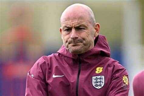 Write informative laconic excerpt under 30 words in mexican spanish for news below. Do not wrap it into quotation marks or html tags. Sep 7, 2024, 08:41 AM ETEngland interim manager Lee Carsley has said he will not sing the national anthem ahead of the UEFA Nations League game against Republic of Ireland on Saturday.Carsley, who is taking charge of his first game since replacing Gareth Southgate on a temporary basis, was born in England but represented Ireland 40 times, becoming eligible through his grandmother.The 50-year old&apos;s admission has prompted a backlash in certain quarters, but Carsley said it has never been an issue for him and facing the country he represented is not a factor."This [the anthem] is something that I always struggled with when I was playing for Ireland," Carsley, who also managed England at under-19 and under-21 level, said."The gap between your warm-up, your coming on to the pitch and the delay with the anthems. So it&apos;s something that I have never done."I was always really focused on the game and my first actions of the game. I really found that in that period I was wary about my mind wandering off."I was really focused on the football and I have taken that in to coaching. We had the national anthem with the Under-21s also and I am in a zone at that point."I am thinking about how the opposition are going to set up and our first actions within the game. I fully respect both anthems and understand how much they mean to both countries. It&apos;s something I am really respectful of."Lee Carsley won the European Under-21 Championship with England in 2023. Photo by Matt McNulty - The FA/The FA via Getty ImagesMeanwhile, Carsley also said England are not looking for a fresh start and that he is actually looking to build on the platform left to him by Southgate, who reached the final of Euro 2024."I definitely don&apos;t see this as a fresh start," Carsley said. "I spoke about it before in terms of taking over a team as a caretaker manager low on confidence, low down the league and struggling. This is the total opposite to that. This is a team coming off the back of a tournament."It&apos;s a difference of opinion whether it was successful or not. I think it was. First of all, qualifying for a major tournament is an achievement and then to get as far as they did and so close and falling short."Yeah, I don&apos;t see this as a fresh start. This is a chance to build on what they&apos;ve done in the past." ,El director técnico interino de Inglaterra, Lee Carsley, confirmó que no cantará el himno nacional antes del juego contra la República de Irlanda.