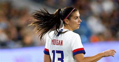 Write informative laconic excerpt under 30 words in mexican spanish for news below. Do not wrap it into quotation marks or html tags. Sep 7, 2024, 10:57 AM ETUnited States women&apos;s national team forward Alex Morgan&apos;s incredible career will end abruptly on Sunday, when she plays her final match for San Diego Wave FC after announcing her retirement (and pregnancy) to the world on Thursday.Morgan&apos;s career will go down among the most legendary in a long lineage of USWNT stars. She scored 123 international goals, which ranks fifth in U.S. history. She won two World Cups, earned Olympic gold and bronze medals, and won professional championships in multiple leagues in addition to a Champions League title in Europe.Despite that, her legacy off the field as an ally to other players and advocate for equality is just as important.Boiling down her career to only a few moments is a fool&apos;s errand. But here are 13 moments -- in honor of the number she wore for a generation -- on the field that defined her decade and a half playing at the highest level.Alex Morgan celebrates winning the FIFA Women&apos;s World Cup in 2011. Kevin C. Cox - FIFA/FIFA via Getty Images13. 2010 -- first international goal Let&apos;s start at the beginning of her senior career: Morgan&apos;s first international goal came in only her third cap, just over six months after her USWNT debut in the famous "snow angels" game in Utah.Her first goal, on Oct. 6, 2010, was a late equalizer against China to secure a 1-1 draw in a friendly. The timing of the goal, and the combination with Abby Wambach (who assisted it) foreshadowed what was to come. Morgan had already scored the winning goal in the 2008 U-20 World Cup final, which led people to tab her for success at the senior level. This was the first proof point for that.12. 2013 -- NWSL title Morgan was originally allocated to the Portland Thorns FC, placing the game&apos;s most popular player in what would quickly become one of the best women&apos;s soccer markets in the world. The Thorns&apos; season was far from perfect, and Morgan endured a minor knee injury late in the campaign, but she returned in time to play in the final with a large knee brace on her left leg, and assisted Christine Sinclair&apos;s stoppage-time insurance goal to clinch the inaugural NWSL Championship.Morgan&apos;s time on the field in Portland wasn&apos;t entirely glorious, but this moment was another professional title early in her career on the same field she won the first -- the WPS Championship with Western New York Flash in 2011 -- in Rochester, New York.11. 2024 -- Gold Cup returnYes, Morgan&apos;s 2024 will be defined by the heartbreak of being cut from the Olympics followed by an abrupt retirement, but the narrative looked a lot different only a few months before that. Morgan&apos;s last hurrah with the USWNT served as a microcosm of her relentless competitiveness. Over the past two years, she has responded to numerous challenges to her place on the national team.Morgan had not scored a goal for the USWNT in nearly a year, including a 2023 World Cup that went horribly for almost every U.S. player, knocked out in the round of 16. The U.S. was in a time of transition while awaiting the arrival of new head coach Emma Hayes, and Morgan was dropped ahead of the Concacaf W Gold Cup, a sign that the end of a glittering international career was near.But Mia Fishel tore her ACL the day before the opening match, and Morgan packed up her bag to drive a few hours and rejoin the team. She came off the bench in the opener against Dominican Republic and buried a late penalty for her first goal in 363 days, re-establishing herself as the team&apos;s No. 9 at that tournament.10. May 1, 2011 -- First pro goalMorgan was the No. 1 overall pick in the 2011 WPS Draft, the star college player who was brought in to play alongside legends Marta, Christine Sinclair and Caroline Seger.Morgan scored her first professional goal on May 1, 2011, only three games into her career with the Flash (the video of this appears to be lost to the internet.)Morgan helped the Flash win the 2011 WPS title, the last trophy ever lifted in the fledgling league. Among the video that still exists from that season is an audacious goal she scored in Boston. 9. 2017 -- Loan to Lyon Lost in the shuffle of Morgan&apos;s domestic and international career is her status as a Champions League winner.Morgan joined Lyon in January 2017 and spent half a season there, getting her first taste of European club soccer. Her stint with Lyon was brief, and she was subbed out of the Champions League final against Paris Saint-Germain early due to a hamstring injury, but she still added the European crown to her list of honors.Equally important, Morgan made the move to Lyon to improve and mature her game in a less comfortable setting."My motivation is pretty simple," she said in a Players&apos; Tribune story at the time. "I hope that this change will help push my game to another level. I hope that training with these incredible athletes each day, and learning a unique style of play, is exactly what I need, and that it will help me find that next gear."She returned to the NWSL to have one of her best stretches of play to date, helping the Orlando Pride -- the franchise that effectively made acquiring Morgan from Portland a condition of its 2015 NWSL launch -- make the playoffs for the first time. The jaunt to Europe helped Morgan add nuance to her game, which was beneficial in the years that followed.8. April 5, 2019 -- USWNT goal No. 100Morgan&apos;s 100th international tally (watch here) came against Australia in an important friendly ahead of the 2019 World Cup. She became just the seventh U.S. woman to reach the 100-goal mark.It&apos;s an arbitrary number to some degree, sure, but it is a good benchmark for the truly elite of the program. By this point, Morgan was already in that conversation. Statistically, this further affirmed that.playAlex Morgan explains retirement decision in emotional social media videoAlex Morgan explains her decision to retire and reveals she&apos;s pregnant and expecting her second child in an emotional video posted on social media.7. 2020-21 -- Returning from maternity leave to win bronze Morgan gave birth to her first child, daughter Charlie, in May 2020, at the height of the COVID-19 pandemic. By November, Morgan made her debut with Tottenham Hotspur in England on a brief stint aimed at getting her back to match fit.The pandemic delayed the Olympics to summer 2021, giving Morgan a shot at another medal. She returned to the national team a few weeks after that debut with Tottenham, and she worked her way back into the lineup to help the USWNT win a bronze medal at the Tokyo Games.6. 2015 -- Fighting back from injury to win World CupThe 2015 World Cup didn&apos;t exactly go to plan for Morgan due to a knee injury in the lead-up to the tournament, but she managed to be fit enough to start by the end of it, and she scored once, in a round of 16 victory over Colombia that was not as comfortable as it should have been.This was not a breakout World Cup for Morgan, nor a title that she served as the protagonist for, but it was the first of two World Cup trophies with her playing a central role.5. 2022 -- Winning the NWSL Golden Boot A valid criticism of Morgan&apos;s game had been that she hadn&apos;t put together a truly memorable club season as a professional. That changed emphatically in 2022, and allows Morgan to retire without much "yeah, but" about her club career.Morgan scored 15 goals in 17 games for the San Diego Wave to win the NWSL Golden Boot and lift the Wave to the playoffs, a first for an NWSL expansion team. Among her standout performances was a four-goal beating of NJ/NY Gotham FC early in the season. She became only the third player to score four goals in an NWSL game.Her league form commanded a recall to the USWNT for World Cup and Olympic qualifying in 2022, and the 2023 World Cup, just after it looked like the team might be moving on from her.4. 2010 -- World Cup playoff goal The 2011 World Cup was the catalyst of the USWNT&apos;s current popularity, but the No. 1 ranked team in the world nearly didn&apos;t qualify for the event. After a shocking upset loss to Mexico in qualifying, the U.S. had to play a two-leg playoff against Italy for the last of 16 spots in the tournament.Morgan had only debuted for the U.S. the month prior, but she was already clutch. She scored deep into second-half stoppage time to give the Americans a crucial 1-0 aggregate lead ahead of the home leg the following week. The U.S. beat Italy, 1-0 again outside of Chicago, and the Americans advanced.Morgan&apos;s goal in Padua, Italy, was scored in relative obscurity, well before the days of ubiquitous streaming. It is, however, one of many crucial tallies in the USWNT&apos;s recent history. Without 2011, the team&apos;s growth doesn&apos;t follow. And without Morgan&apos;s goal in Italy, there might not have been a 2011 World Cup for the USWNT.3. 2011 -- World Cup final performanceThis was the start of the wider world truly paying attention to Morgan. She came off the bench in a scoreless World Cup final to net the first goal (watch here) of the match against Japan after breaking free of Saki Kumagai, who was emerging as one of the world&apos;s top defenders. Morgan jumped up from the ground to let out a scream after scoring.A wild ending ensued, with the U.S. and Japan trading goals to finish 2-2 after 120 minutes before Japan prevailed in penalty kicks.Everyone remembers the tea-sipping celebration because it was a badass moment of taunting in a World Cup semifinal. Morgan&apos;s headed goal (watch here) served as the game-winner -- on her 30th birthday, and in Lyon, where she had played on loan.The goal was Morgan&apos;s sixth of the tournament after another historic feat: she scored five goals in the USWNT&apos;s 13-0 victory over Thailand, tying the single-game record for a player at a World Cup.Her efforts were largely overshadowed by Megan Rapinoe&apos;s heroics, as she won the Golden Boot and the Golden Ball for best player, but Morgan was integral to a second straight World Cup title for player and country.Morgan won the silver boot, finishing tied with Rapinoe on goals (six) and assists (three) but having played more minutes.1. 2012 -- Olympic semifinal game winner "Ohhh, it&apos;s in! Alex Morgan has done it!"Broadcaster Arlo White&apos;s call met the epic moment of what was arguably her greatest match. Morgan met the moment with the game-winning goal in the 123rd minute to cement her stardom at Old Trafford, Manchester.The tally was the final blow of a 4-3 win with rival Canada in a bonkers match that would lead to a third straight Olympic gold medal for the Americans. The match and the goal are unforgettable lore in USWNT history.That year, Morgan tallied 28 goals and 21 assists, joining Mia Hamm (1998) as the only player to tally 20 or more of each in a single calendar year. This year -- and this goal, in this game -- marked the official arrival of Morgan as a bona fide star. ,La carrera increíble de Alex Morgan llega a su fin con su emotivo retiro mientras juega su último partido con San Diego Wave FC.