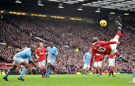 Write informative laconic excerpt under 30 words in mexican spanish for news below. Do not wrap it into quotation marks or html tags. Sep 7, 2024, 11:50 AM ETWayne Rooney celebrates his goal against Celtic. Ash Donelon/Manchester United via Getty ImagesWayne Rooney rolled back the years to score a free kick for Manchester United in a legends game against Celtic at Old Trafford on Saturday.Rooney&apos;s right-footed free kick flew into the top corner to prove that he is still capable of magic after Darren Fletcher had been fouled by Joe Ledley.The game eventually finished 1-1, after Gary Hooper equalised for the visitors, and Celtic won 5-4 on penalties.United&apos;s XI also featured Premier League title winners Ronny Johnsen, Mikael Silvestre, Michael Carrick, Antonio Valencia and Dimitar Berbatov.Paul Scholes, Nicky Butt and Denis Irwin were among the substitutes that played a part from the bench. Bryan Robson managed the side. ESPN BET is owned and operated by PENN Entertainment, Inc. and its subsidiaries (&apos;PENN&apos;). ESPN BET is available in states where PENN is licensed to offer sports wagering. Must be 21+ to wager. If you or someone you know has a gambling problem and wants help, call 1-800-GAMBLER.Copyright: © 2024 ESPN Enterprises, Inc. All rights reserved. ,Wayne Rooney marcó un gol de tiro libre en un juego de leyendas con Manchester United vs. Celtic. El partido terminó 1-1 con victoria para Celtic en penales.