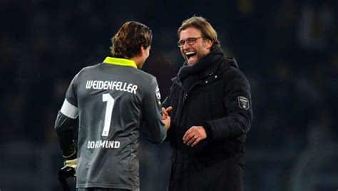 Write informative laconic excerpt under 30 words in mexican spanish for news below. Do not wrap it into quotation marks or html tags. Sep 7, 2024, 01:54 PM ETJürgen Klopp led Borussia Dortmund to two Bundesliga titles during a successful spell at the club. Sascha Schuermann/Getty ImagesJürgen Klopp made an unexpected return to management on Saturday when he took charge of Borussia Dortmund for a testimonial game.The game was to honour former Dortmund players Lukasz Piszczek and Jakub Blaszczykowski, both of whom Klopp managed during his time at the club between 2008 and 2015.Mats Hummels, whose second spell at Dortmund came to an end this summer, was also given the opportunity to bid farewell to the club although he did not feature in the game.Piszczek and Blaszczykowski were a part of Klopp&apos;s Bundesliga-winning teams in 2011 and 2012 and also helped Dortmund reach the Champions League final in 2013.In a social media post to tease the game on Friday, Dortmund said: "Tomorrow&apos;s tactics; good vibes and the power of friendship. Any questions?" alongside a picture of Klopp on the training ground.This is why he is in charge pic.twitter.com/9TtSvE7QBd— Borussia Dortmund (@BlackYellow) September 7, 2024 Since leaving Liverpool in the summer Klopp has been linked with taking charge of England and the United States but said he is not in a rush to return to work and may not even manage again."As of today, that&apos;s it for me as a coach," Klopp said at the International Coaches&apos; Congress in Wurzburg, Germany. "I didn&apos;t quit on a whim, but it was a general decision. I&apos;ve also coached the best clubs in the world."Maybe we can talk about it again in a few months. I still want to work in football and help people with my experience and contacts. Let&apos;s see what else there is for me."Sources told ESPN in July that Klopp was determined to have at least 12 months away from the game after leaving Liverpool. Sources added that he may also choose not to return to football in a coaching capacity. ,Jürgen Klopp sorprende al dirigir Borussia Dortmund en un partido testimonial honrando a exjugadores del club. Mats Hummels se despide.