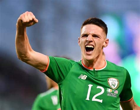 Write informative laconic excerpt under 30 words in mexican spanish for news below. Do not wrap it into quotation marks or html tags. Sep 7, 2024, 09:10 PM ETEngland&apos;s Declan Rice and Jack Grealish shrugged off their hostile reception in Dublin by scoring both goals in England&apos;s Nations League win over Republic of Ireland on Saturday and said they have nothing but respect for the opponents they once represented.Rice played for Ireland at youth level and made three senior appearances for the country before changing his allegiance, a decision which many Irish fans still find hard to accept.As his every touch was booed by sections of the home support, Rice paid little attention and gave England the lead but chose not to celebrate, and not only because of his time playing for the opposition."My nan and granddad on my dad&apos;s side of the family are all Irish, they&apos;ve passed away and are not here anymore so I think to have celebrated would have been disrespectful, I didn&apos;t want to do that," Rice told Sky Sports."I had such an amazing time playing for Ireland, in the first team, under 19s, under 21s, they were great memories that live with me."I don&apos;t have a bad word to say and I wish them all the best like I do with anyone."Grealish, who scored England&apos;s second goal of the 2-0 win, also represented Ireland at youth level and the atmosphere in the ground came as no surprise.Jack Grealish and Declan Rice enjoyed a day to remember on their return to Ireland. Seb Daly/Sportsfile via Getty Images"It was what me and Declan expected. We have nothing bad to say, we both enjoyed our time [playing for Ireland]," Grealish said to ITV."I certainly did, and I have a lot of Irish in my family, so there&apos;s no bad blood whatsoever from my side."Grealish was left out of Gareth Southgate&apos;s Euro 2024 squad, but made the most of his recall by interim manager Lee Carsley."The summer was one of the worst of my life because you can&apos;t not see what is happening in front of you," Grealish said."It was difficult but it has given me more resolve to bounce back."It meant everything, just going to the fans at the end and hearing them cheer my name."Carsley, himself a former Ireland international, proved that old habits die hard when he went to sit in the home dugout before realising his mistake."I did go down the tunnel and turn right," Carsley said with a smile to RTE."As you know, I spent a lot of time on the bench so I know exactly where that is." ,Declan Rice y Jack Grealish marcan en la victoria de Inglaterra sobre la República de Irlanda. Ambos expresan respeto por su antiguo equipo.