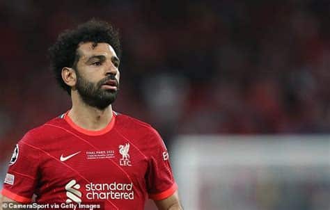 Write informative laconic excerpt under 30 words in mexican spanish for news below. Do not wrap it into quotation marks or html tags. playHow is Slot already getting the best out of Mohamed Salah? (1:20)Steve Nicol looks at how Arne Slot is getting excellent results by using Mohamed Salah slightly differently than Jurgen Klopp did. (1:20)Sep 1, 2024, 01:28 PM ETMohamed Salah said on Sunday that he could be playing in his final season for Liverpool with his contract due to expire at the end of the campaign.The 32-year-old was speaking following Liverpool&apos;s 3-0 Premier League victory at Old Trafford in which he scored one goal and also claimed an assist for Luis Díaz&apos;s opener."I had a good summer, I had a long time to stay with myself and think positive, as you know it&apos;s my last year in the club," Salah told Sky Sports."I just want to enjoy it. I don&apos;t want to think about it -- I feel I&apos;m free to play football and we&apos;ll see what happens next year.Sources told ESPN in February that Mohamed Salah"Nobody in the club has talked to me yet about contracts, so okay I&apos;ll play my last season and we&apos;ll see at the end of the season. It&apos;s not up to me."Salah is one of three Liverpool stars who are are inside the final year of their respective contracts.Club captain Virgil Van Dijk and academy product Trent Alexander-Arnold are also due to leave the club at the end of the season unless they agree on a new contract to extend their stays at Anfield.Salah has scored 214 goals in 352 appearances for Liverpool, adding 91 assists. He joined the club in 2017 from Roma after spells with Basel, Chelsea and Fiorentina. ,Mohamed Salah podría estar en su última temporada con el Liverpool según declaraciones recientes del jugador. El delantero de 32 años ha sido una pieza clave en el equipo.