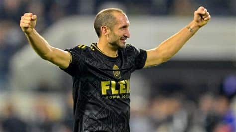 Write informative laconic excerpt under 30 words in mexican spanish for news below. Do not wrap it into quotation marks or html tags. Sep 15, 2024, 12:55 PM ETGiorgio Chiellini captained Italy to the Euro 2020 title. GettyFormer Italy and Juventus defender Giorgio Chiellini has returned to the Italian club in an executive role focusing on relations with national and international football institutions, the Serie A side said on Sunday."Chiellini never truly left the Bianconeri -- his heart, soul and values have always remained connected to the club, both on and off the field. As of September 16, he will serve as Head of Football Institutional Relations," the club said in a statement on Sunday.Chiellini represented Italy 117 times and captained them to the Euro 2020 title, when they beat England on penalties in the final at Wembley.He spent most of his club career at Juventus, helping them win nine consecutive Serie A titles, five Coppa Italia trophies and five domestic Supercups. He also has a Masters in Business Administration from the University of Turin."His academic background complements his experience as a player, captain and Juventus legend," the club said.Chiellini retired from professional football in December before taking on the role of player development coach at MLS side LAFC, the club he joined in 2022 after leaving Juventus. ,El ex defensor de Italia y Juventus, Giorgio Chiellini, regresa al club italiano en un rol ejecutivo. Campeón de la Euro 2020.