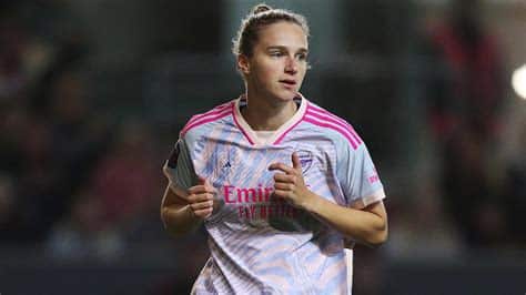 Write informative laconic excerpt under 30 words in mexican spanish for news below. Do not wrap it into quotation marks or html tags. Vivianne Miedema scored on her return to the Emirates Stadium as her Manchester City side drew 2-2 with Arsenal in the Women&apos;s Super League (WSL) on Sunday.The WSL all-time top scorer left Arsenal after seven years this summer to join title rivals Manchester City in arguably the biggest transfer of the window.Her strike late in the first half cancelled out Frida Maanum&apos;s eighth minute strike that had put Arsenal ahead.City took the lead near the hour-mark through Jess Park&apos;s sublime half-volley before Beth Mead came off the bench to rescue a point late on for Arsenal.Miedema&apos;s return to Arsenal was the biggest storyline of the opening weekend of the WSL and she received a warm reception from the 41,818 in attendance at the Emirates Stadium.Vivianne Miedema scored for Manchester City against her former club Arsenal in their opening WSL match.Photo by Mark Leech/Offside/Offside via Getty ImagesArsenal, who were missing England captain Leah Williamson because of concussion protocols began nervously and Miedema nearly punished the home side&apos;s sloppiness early on after pouncing on a loose ball and catching goalkeeper Manuela Zinsberger off her line. Her instinctive shot inched just wide off the post as sighs of relief went around the stadium.Moments later, that relief turned to roars as Arsenal went down the other end and took the lead. Caitlin Foord broke down the right and put in a low cross that fell kindly to Maanum, who swept home with aplomb.Jonas Eidevall&apos;s side grew in confidence after the goal, showing greater purpose and poise in possession. City were overrun in midfield and barring a close-range effort from Fujino, were kept at bay by Arsenal.However, the visitors didn&apos;t relent in their pressing, and it bore fruit in the 42nd minute, when Miedema won the ball off Kim Little on the edge of the box and unleashed a shot that went in after a deflection off Laia Codina.Miedema&apos;s celebrations were typically muted as her new teammates piled on top of her.A frantic end to the first half nearly ended with Arsenal back ahead, after Stina Blackstenius found herself one-on-one with Ayaka Yamashita but had her shot saved.Arsenal began the second half with similar attacking thrust and Foord had a goal disallowed for offside soon after the restart. City maintained their shape and took the lead near the hour-mark after Park&apos;s half-volley from the edge of the box crashed in off the bar.The goal imbued Arsenal with greater urgency while on the other end City came close to getting a third with Bunny Shaw and Miedema both forcing saves from Zinsberger.When the former Arsenal star was subbed off, she received warm applause from the crowd and she reciprocated the gesture.Former teammate Maanum said: "It is always a bit special those types of moments and games. I played with Viv [Miedema] for three years at Arsenal and she meant a lot for the whole club."Park, who put City in a momentary lead said: "Great for her [Miedema], we all tried to be around her. It was really nice to see her score that goal, I think she needed that."Eidevall threw on Alessia Russo and Mead in search of an equaliser and the Arsenal No. 9&apos;s close-range finish in the 81st minute saw the points shared in this frenetic clash between two of the league&apos;s top teams.,Vivianne Miedema anotó en su regreso al Emirates Stadium en el empate 2-2 de su Manchester City con Arsenal en la Women's Super League.