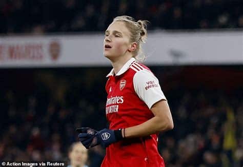 Write informative laconic excerpt under 30 words in mexican spanish for news below. Do not wrap it into quotation marks or html tags. playIs Arsenal vs. Man City already a WSL title decider? (2:39)Sophie Lawson looks ahead to Arsenal vs. Manchester City in the WSL and how important a win for either side will be. (2:39)Sep 22, 2024, 01:57 PM ETManchester City forward Vivianne Miedema has said she feels "free" and like her old self again after facing former club Arsenal for the first time.The Gunners hosted City in a 2-2 draw at Emirates Stadium to kickstart their 2024-25 WSL campaigns. Arsenal opened the scoring through Frida Maanum before Miedema netted against her old club to level the tie."Coming back for the first time is a difficult thing to do," the Netherlands international said postmatch. "It&apos;s the first time you&apos;re coming back home to the place where you&apos;ve been for seven years, so it&apos;s not easy, it&apos;s not like any other normal game, but I think Gareth [Taylor] has been really good with me in checking in with what I wanted to do this week, and the girls have helped me through today, and I&apos;m just really happy the game is done and dusted now and we can move on."Vivianne Miedema left Arsenal to join Manchester City. Justin Setterfield/Getty ImagesMiedema spent seven years with Arsenal, winning the 2019 WSL title before moving to league rivals City on a free transfer at the end of last season, signing a three-year deal.The 28-year-old suffered an anterior cruciate ligament (ACL) injury in December 2022, leaving her on the sidelines for large parts of the past two campaigns. However, the striker admitted she is beginning to feel like her old self again after also scoring during City&apos;s 4-0 win over Paris FC in their UEFA Women&apos;s Champions League qualifier on Wednesday."You could see on the pitch at times that I&apos;m back to being old me, and I can spread some passes and score some goals, and I think that&apos;s the only thing I need to focus on right now and keep on going," she added. "I&apos;m happy I stayed in England, I&apos;m happy I stayed in the league. I feel free, I feel like I can be myself, and that&apos;s really what I needed."Jess Park gave City the lead in the second half before Miedema was subbed off in the 78th minute. Beth Mead struck in the 81st minute to leave the sides locked level.Despite anticipating a frosty reception from the 41,818 fans, Miedema was welcome back with a loud applause as her name was read out in City&apos;s XI before the game. She did not celebrate her goal, however this is not uncommon for the prolific goal scorer."I&apos;m really happy with the reception I got from the fans and from all the other girls. It was pretty special," Miedema said."I wanted to be respectful for the fans who have stood by for the last seven years and are still standing by me, so I think I did the right thing in that sense."Coming back here today, mainly the focus was on surviving and getting through that game, and then everything else that came with that was just a bonus." ,Vivianne Miedema regresa a enfrentar a su antiguo club, Arsenal, con Manchester City en un empate 2-2. La delantera se siente renovada tras una lesión grave.