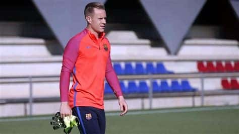 Write informative laconic excerpt under 30 words in mexican spanish for news below. Do not wrap it into quotation marks or html tags. Sep 22, 2024, 03:52 PM ETA knee injury will rule out Barcelona goalkeeper Marc-André ter Stegen for months after he was carried off on a stretcher during Sunday&apos;s 5-1 LaLiga win at Villarreal, a source confirmed to ESPN.Barça coach Hansi Flick confirmed the injury appears to be "huge and serious," but added he could not offer any timeframe until further tests have been carried out.Radio station RAC1 reported Ter Stegen, who was taken to a hospital close to Villarreal&apos;s Estadio de la Cerámica, could even be out for as long as eight months, which would rule him out for the rest of the season."It doesn&apos;t look good for Marc," Flick told Spanish television after the game. "We have to wait to know the full diagnosis of the injury, but it&apos;s true it does appear to be really serious."Ter Stegen, 32, collapsed to the ground after claiming a corner at the end of the first half and it was immediately clear that he would not be able to continue. Iñaki Peña replaced him.The injury to the German international tainted what was otherwise a good day for Barça, who scored five times to make it six wins from six in LaLiga this season and remain four points clear at the top of the table."This injury makes us sad," Flick later added in a news conference. "When you win 5-1 at Villarreal, the fans here in the stadium, also those watching on television, saw a fantastic match."Also from Villarreal, [they played with] unbelievable speed and were dynamic in the match. With great goals from us, we are very happy with the 5-1, but at the end we are sad because I think the injury will be huge, but we have to wait for information."Ter Stegen joins a lengthy injury list at Barça, with Ronald Araújo, Andreas Christensen, Marc Bernal, Frenkie de Jong, Gavi, Fermín López and Dani Olmo all currently out of action as well.Despite that, Barça have managed to win all six of their opening LaLiga games, with Flick once again putting his faith in youngsters at Villarreal by handing first starts of the season to Sergi Domínguez and Pablo Torre, while Gerard Martín also came into the side at left-back."At the end, the team has good character," Flick added of Barça&apos;s ability to overcome setbacks so far this season."I would say the attitude is unbelievably good. I love it, every day, the mixture between very focused and also enjoying playing football. This is what we like."We have to accept it [the injuries]. Marc today it was an accident. It&apos;s really tough, but we have enough players. I am really proud of the team and how they played. Everyone who came in did fantastic. It was a big win for us."A brace from Robert Lewandowski -- his fifth and sixth goals in LaLiga this season -- gave Barça a 2-0 lead at Villarreal before Ayoze Pérez pulled a goal back for the break.The home side then flew out of the traps in the second half, having the second of three goals disallowed for offside and hitting the crossbar before Pablo Torre restored Barça&apos;s two-goal lead having set up the opener for Lewandowski.Raphinha then scored twice to wrap up the three points for Barça, the second after a sublime Lamine Yamal pass, after Thierno Barry&apos;s header had been ruled out for offside.There were some unsavoury moments in the latter stages of the match, with Yamal subjected to some rough challenges as the Villarreal players grew frustrated."We have to protect every player," Flick said when asked about how Yamal was treated. "I haven&apos;t seen the situations so clear, maybe when analyse the game I can say more, but I don&apos;t want to speak too much about Lamine."He&apos;s doing great, he has a lot of quality, but also the other players are. Lewandowski and Raphinha with goals today, our centre defenders, our midfield is really creative. We are a team in defence and attack, a compact unit... a team that loves to play for each other." ESPN BET is owned and operated by PENN Entertainment, Inc. and its subsidiaries (&apos;PENN&apos;). ESPN BET is available in states where PENN is licensed to offer sports wagering. Must be 21+ to wager. If you or someone you know has a gambling problem and wants help, call 1-800-GAMBLER.Copyright: © 2024 ESPN Enterprises, Inc. All rights reserved. ,Lesión de rodilla mantendrá fuera al portero del Barcelona, Marc-André ter Stegen, por meses tras sufrir una grave lesión durante la victoria 5-1 contra Villarreal.