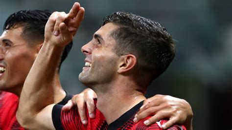 Write informative laconic excerpt under 30 words in mexican spanish for news below. Do not wrap it into quotation marks or html tags. Sep 22, 2024, 10:16 PM ETAnother topsy-turvy weekend of European football action is in the books, with Christian Pulisic instrumental as AC Milan pipped Internazionale 2-1 in the Derby della Madonnina. His goal, combined with Matteo Gabbia&apos;s late header, secured a crucial victory for Milan, easing pressure on manager Paulo Fonseca and ending Milan&apos;s six-game losing streak in the rivalry.In the Premier League, Manchester City&apos;s feisty 2-2 draw with Arsenal saw Erling Haaland notch his 100th goal for Pep Guardiola&apos;s side. Aston Villa&apos;s 3-1 victory over Wolverhampton Wanderers was a terrific game, while Darwin Núñez added another worldie to his highlight reel.LaLiga saw Atlético Madrid drop points in a 1-1 draw against Rayo Vallecano, falling further away from Barcelona and Real Madrid in the process. In Germany, VfB Stuttgart thrashed Borussia Dortmund 5-1, increasing pressure on new coach Nuri Sahin, while Schalke 04 sacked yet another manager after a poor start in the German second division.What else happened around Europe this weekend? ESPN&apos;s Weekend Review puts a bow on all the continental competition.Premier LeagueTop takeaway: Haaland the centurionOn top of watching a Manchester City-Arsenal match for the ages, with so much controversy and talking points, it was also a special day for Erling Haaland. The City striker scored his 100th goal for the club in all competitions, in just his 105th appearance.It&apos;s an incredible achievement only matched by one Cristiano Ronaldo, who put up exactly the same numbers at Real Madrid. Haaland is cut from the same cloth than the Portugal legend. Time will tell if he will reach the same heights but, at 24, Haaland is certainly already writing his own history at City and in the Premier League.The Norway striker&apos;s goal against Arsenal, his first in four games against them, is already his 10th this season -- in just five league matches. How many will he have at the end of the campaign? Can he beat his own Premier League record of 36 goals netted in 35 matches two seasons ago? That&apos;s the challenge.Best match: Aston Villa 3-1 Wolverhampton WanderersReally, the answer is Manchester City-Arsenal but because we have already addressed it, let&apos;s switch to Aston Villa-Wolves because with the Villains this season, it&apos;s never boring. After coming back from two goals down against Everton last week, Unai Emery and his players overcame a one goal deficit in Saturday&apos;s derby against Wolves, scoring three goals in the last 15 minutes of the game.Emery&apos;s changes and tactics worked a treat. Jhon Durán commented his super-sub status (four goals off the bench in five league games this season), while Ollie Watkins scored again, and Morgan Rogers showed why the future is so bright for him.Best goal: Darwin makes the difficult look easyIt could be Riccardo Calafiori&apos;s amazing strike or Ezri Konsa&apos;s spectacular finish, but Darwin Nunez is the winner this week. The Liverpool striker started his first game of the season and scored a beauty. First his flick towards Mohamed Salah for the one-two, and then coming inside onto his left (and wrong) foot to curl a perfect shot into Kepa Arrizabalaga&apos;s goal. Once again, the Uruguay international made a difficult skill and goal look easy. It&apos;s a shame that he is not as clinical with easier chances.Every angle. On repeat. 🔁 pic.twitter.com/zalt2ohwKi— Liverpool FC (@LFC) September 22, 2024 MVP of the weekend: Nicolas JacksonThis one is not even close! Jackson was outstanding for Chelsea on Saturday lunch time at West Ham United. Two goals with two clinical finishes, one assist for Cole Palmer, another big chance created for his No. 10, he was a constant threat for the Hammers defence. The former Villarreal man confirmed his really good form of the moment. It&apos;s not perfect, and he still misses some chances, but he is getting better game by game. -- Julien LaurensLaLigaTop takeaway: Gallagher scores, but Atléti lose groundConor Gallagher struck for the second time since joining Atlético from Chelsea in the summer, but the England midfielder&apos;s goal was only enough to rescue a 1-1 draw against Rayo Vallecano on Sunday. Atléti remain unbeaten through six LaLiga games this season, although three of those have now ended in stalemates and they lost ground on Barcelona and Real Madrid this weekend, two teams who were bailed out by their stars.Dan Thomas is joined by Craig Burley, Shaka Hislop and others to bring you the latest highlights and debate the biggest storylines. Stream on ESPN+ (U.S. only). Braces from Robert Lewandowski and Raphinha helped Barça to a 5-1 win at Villarreal, but there were moments when the home side, unbeaten in LaLiga before this game week, looked capable of claiming a point. Barça&apos;s win was tainted by a potentially season-ending injury to goalkeeper Marc-André ter Stegen. It is the latest in a string of injury setbacks suffered by the Catalan club, but, so far, they have overcome most hurdles placed in front of them under new coach Hansi Flick."The team has good character," Flick said after the victory. "The attitude is unbelievably good. I love it, every day, the mixture between very focused and also enjoying playing football. This is what we like."After registering six wins in their first six league games, Barça have a four-point lead at the top of the table, clear of a Real Madrid side who had to come from behind to beat Espanyol 4-1 on Saturday thanks to the impact of Vinícius Junior off the bench in the second half. Of Madrid&apos;s 13 league goals this season, just one has come in the first half, but they remain unbeaten in 38 LaLiga games and are closing in on Barça&apos;s league record of 43.Atlético, meanwhile, are now fourth, six points adrift of Barça and two points back from Madrid, who they host next weekend in the Madrid derby at the Cívitas Metropolitano.Best match: Villarreal 1-5 BarcelonaplayWhat&apos;s behind Barcelona&apos;s perfect start to LaLiga?Luis García explains how Barcelona have progressed since last season after their 5-1 win over Villarreal.Barça&apos;s winning margin at Villarreal only tells half the story. Villarreal more than played their part in an exhilarating, end-to-end game which could easily have ended 6-4. Marcelino&apos;s side had three goals ruled out for marginal offsides, thumped the bar and looked capable of getting back into the game until Raphinha&apos;s brace sealed the points for Barça, who also missed a penalty through Lewandowski. That the game was such an entertaining affair should come as no surprise: Barça won 4-3 at the Estadio de la Cerámica last season and Villarreal won 5-3 at the Olympic Stadium.Best goal: Lukebakio curls one inIn a weekend of good goals but not great ones, Dodi Lukebakio&apos;s strike, coming in from the right wing and bending into the top corner, was perhaps the pick of the bunch. Unfortunately, for Sevilla, it meant nothing as they were beaten 2-1 by Alavés to leave them just one point above the relegation zone after one win in six games. New coach García Pimienta is already under pressure.playDodi Lukébakio gets on the scoresheet for SevillaDodi Lukébakio gets on the scoresheet for SevillaMVP of the weekend: Vinícius JúniorWhen Vinícius came on in the 55th minute on Saturday, Madrid trailed Espanyol 1-0 at the Santiago Bernabéu. What followed was a cameo which proved his worth to the team -- as if it was needed. A brilliant assist with the outside of his boot set up a goal for Rodrygo, and he then found the net himself, latching on to a Kylian Mbappé through-ball as Los Blancos racked up a big win. -- Sam MarsdenBundesligaTop takeaway: Sahin under early pressureBoth Bayern Munich and Borussia Dortmund went into this campaign hoping that they would turn things around from the last season, where they, for the most part, underdelivered. While Bayern under Vincent Kompany remain unbeaten and have scored 29 goals in the first six games of the season -- a new record for a Bayern manager -- Dortmund suffered a huge setback on Sunday.The Black-and-Yellows lost 5-1 to VfB Stuttgart. Previously, players and officials were concerned with the way the team played against the likes of Bayer Leverkusen and Stuttgart during the 2023-24 season. Much of the blame was put on previous boss Edin Terzic, but it&apos;s now his successor, Nuri Sahin, who will face significant criticism for Sunday&apos;s humiliating result.Best match: Bayer Leverkusen 4-3 VfL WolfsburgSunday&apos;s game between Leverkusen and Wolfsburg quickly turned into an exciting back-and-forth affair. Wolfsburg were, somewhat surprisingly, leading 3-2 at half-time. But Ralph Hasenhuttl&apos;s side became the latest victim of Leverkusen&apos;s comeback qualities. After scoring the equalizer in the 49th minute, the Werkself were able to secure another win in stoppage time thanks to Victor Boniface.Best goal: Doan unleashes unstoppable strikeFreiburg beat Heidenheim 3-0 on Saturday, with Ritsu Doan scoring an absolute screamer for the lead in the 54th minute. The Japan international received the ball from Eren Dinkci on the wing before moving towards the middle where Doan managed to shoot the ball from the edge of the penalty area perfectly, with the ball hitting the inside of the post.playRitsu Doan gets on the scoresheet for SC FreiburgRitsu Doan gets on the scoresheet for SC FreiburgMVP of the weekend: Enzo MillotFrance youth international Millot shone in Stuttgart&apos;s 5-1 win over Dortmund on Sunday. He scored Stuttgart&apos;s third goal of the day and assisted another two goals. After a slightly unfortunate performance against Real Madrid in the Champions League, as Millot missed a few major opportunities to score at Santiago Bernabeu, the playmaker was a major factor in Stuttgart&apos;s destruction of Dortmund. -- Constantin EcknerWhat else you missed this weekendMilan triumph in Derby della MadonninaThere was drama in the Milan derby as Matteo Gabbia&apos;s late header earned AC Milan a shock 2-1 win against reigning Serie A champions Inter Milan on Sunday. United States international Christian Pulisic had given Milan an early lead at the San Siro but Federico Dimarco&apos;s goal drew Inter, who were the home side, level before the break. However, Simone Inzaghi&apos;s team didn&apos;t kick on as expected in the second half, setting the stage for Gabbia&apos;s 89th-minute winner to ease the pressure on Paulo Fonseca.With just one win in five games in all competitions this season, there had even been speculation that Fonseca, appointed in the summer, could lose his job if Milan&apos;s six-game losing streak in the Derby della Madonnina was extended on Sunday. Instead, the Rossoneri are now level with Inter on eight points after five games, with just three points separating leaders Torino from the two Milan sides in sixth and seventh. Juventus and Napoli are among the teams wedged in the middle after playing out a dour goalless draw on Saturday. -- MarsdenUSMNT star Christian Pulisic is fast becoming one of AC Milan&apos;s most important players. Tiziano Ballabio/NurPhoto via Getty ImagesSorry Schalke sack another bossSchalke 04 have sacked their manager once again. After a disastrous start with only two wins in seven games across competitions, Schalke decided to part ways with manager Karel Geraerts and sporting director Marc Wilmots. Geraerts, who had previously coached Union SG in the Belgian Pro League, was hired in October of last year to develop a team that could achieve the promotion to the Bundesliga. But right now, the second largest club in Germany in terms of the membership base is wallowing in 16th place in the second division.Another unsuccessful year in the second tier of German football may hurt Schalke significantly financially. At the same time, after yet another managerial change, the eighth since 2021, Schalke&apos;s board is under pressure to find someone who is available, affordable and able to build a promising team with limited resources. -- EcknerGalatasaray hand Mourinho his first derby defeatFenerbahce and Galatasaray will face off in plenty more Istanbul derbies this season but, if they are all like the first one of the campaign on Saturday, we are in for a treat.First, the array of former stars on display was something else: Edin Dzeko, Fred, Allan Saint-Maximin, Dusan Tadic, Sofyan Amrabat on one side; Victor Osimhen, Dries Mertens, Lucas Torreira and Davinson Sánchez on the other (not to mention Mauro Icardi and Michy Batshuayi on the bench!).Then the game itself was spectacular (four goals including a worldie from Torreira), open (37 shots in total), end-to-end viewing. In the end, Fener missed too many big chances and Fernando Muslera in the Gala goal was almost unbeatable. It was a famous 3-1 victory for the champions and a defeat for José Mourinho in his first derby since taking the managerial job at Fenerbahce. "The Special One" was even trolled by his neighbours, who labelled him "The Crying One" on social media after the game. Galatasaray have now won all six of their Super Lig games so far this season and are already five points clear of their rivals. -- Laurens ,Christian Pulisic marca para el AC Milan en la victoria 2-1 sobre el Inter en el Derby della Madonnina; Erling Haaland anota su gol 100 para el Manchester City en empate 2-2 con el Arsenal.