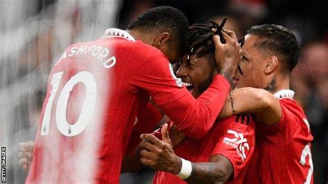 Write informative laconic excerpt under 30 words in mexican spanish for news below. Do not wrap it into quotation marks or html tags. Tottenham&apos;s Brennan Johnson, Dejan Kulusevski and Dominic Solanke got on the scoresheet in a 3-0 victory over 10-man Manchester United in the Premier League on Sunday as the visitors ran roughshod over the bedraggled home side.Ange Postecoglou&apos;s Spurs climbed to eighth in the table on 10 points after six games, while beleaguered United, who saw captain Bruno Fernandes sent off in the 42nd minute for a high challenge on James Maddison, are 12th with seven points.Tottenham went ahead in the third minute when defender Micky van de Ven picked up the ball and carried it over half the length of the pitch before playing a precise low centre across the six-yard box for the wide open Johnson to tap in.Spurs continued to run circles around United, doubling their lead in the 47th when Lisandro Martinez slipped on the halfway line. Johnson sprinted away and his deflected cross fell to Kulusevski, who acrobatically clipped the ball past André Onana.Solanke had scores of angry United fans heading for the exits when he stuck his leg out to poke the ball home from close range in the 77th minute after Pape Matar Sarr headed on a corner kick from fellow substitute Lucas Bergvall.,Tottenham aplastó 3-0 al Manchester United en la Premier League con goles de Johnson, Kulusevski y Solanke. Spurs suben al octavo puesto, United cae al duodécimo.