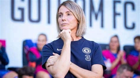 Write informative laconic excerpt under 30 words in mexican spanish for news below. Do not wrap it into quotation marks or html tags. Sep 8, 2024, 05:27 AM ETplayBompastor: &apos;Small details&apos; separate Chelsea from UWCL gloryChelsea manager Sonia Bompastor discusses Chelsea&apos;s chances of success in a competition she won as a player and manager, the UEFA Women&apos;s Champions League.WASHINGTON -- For the first time in 12 years, Chelsea enter a Women&apos;s Super League (WSL) season under a different manager. When the legendary Emma Hayes announced in November that it would be her last year with the club, as she was taking up the USWNT job in the summer, the football world was left in shock.Hayes&apos; name is synonymous with success. She built an empire at Chelsea, winning 16 trophies, including five back-to-back WSL titles -- the last of which came at the end of her final season. But, much like Manchester United&apos;s and Arsenal&apos;s men had to find replacements for Sir Alex Ferguson and Arsene Wenger, the Blues were left trying to find a candidate to step into what is ultimately an impossible job.After an exhaustive search, Chelsea announced that former Lyon player and manager Sonia Bompastor was their choice. Her credentials are impeccable: during a four-year reign at Lyon, she led the team to seven trophies, including the 2021-22 UEFA Women&apos;s Champions League title. That was the one prize that had always eluded Hayes as a manager, though she did win it when it was called the UEFA Women&apos;s Cup as assistant first-team coach at Arsenal in 2007.It was a signal of intent that Chelsea weren&apos;t willing to give up their place at the top of English football just yet. But now, with Bompastor at the helm and the new season fast approaching, the club are entering a crucial transition phase. The squad, style of play and team dynamics are evolving from the Hayes era into what will soon be unmistakably Bompastor&apos;s Chelsea.After ESPN joined the club on its tour of the U.S. this summer, which took in games against WSL rivals Arsenal and NWSL side NJ/NY Gotham, we look at how expectations remain sky-high and what fans can expect from Bompastor now her journey in London has begun.Crafting a squadSonia Bompastor knows how to win after her time at Lyon. Ira L. Black - Corbis/Getty ImagesBompastor inherited a squad brimming with world-class talent -- players accustomed to winning consistently. Yet she wasted no time in reshaping the team. Known for her nous in nurturing young talent during her tenure at Lyon&apos;s academy, she targeted rising stars who are ready to make their mark.Indeed, following a similar strategy to that of their free-spending men&apos;s team, Chelsea welcomed a wave of up-and-coming prospects to inject fresh energy and ambition into an already stacked squad including Sandy Baltimore (24), Oriane Jean-François (23), Julia Bartel (20), Louna Ribadeira (20) and Maelys Mpomé (21)."For me it&apos;s really important to have a big squad in numbers and quality because we have a lot of games this season and I know every single player won&apos;t be able to play every single game," Bompastor told ESPN."There are a lot of games and most of the squad are internationals as well, so they have so many games to play. It&apos;s really important to have the young players. And for me, coming from Lyon, I was the head of the academy for the women&apos;s department, and I really like to work with the young players."Chelsea boast a squad of 30 players, with an additional seven young prospects out on loan, and Hayes had already started thinking about the future before she left by signing youngsters like Wieke Kaptein (19), Maika Hamano (20) and Alejandra Bernabe (22). So, with only 25 squad spots available due to WSL regulations, the battle for starting positions and even places on the bench promises to be fierce.Bompastor also inherited a crop of promising academy graduates -- including Lexi Potter, Cerys Brown, Charlotte Wardlaw, and Lucy Watson -- but one name has already surged into the spotlight: Aggie Beever-Jones. At 21, the forward is looking forward to staking her claim for a starting spot up front, against elite internationals like Australia&apos;s Sam Kerr and the USWNT&apos;s Catarina Macario."I&apos;ve been in that position and done it myself, so I know how important it&apos;s to go on that pitch and be able to express yourself and have the confidence," Beever-Jones said. "And I think it&apos;s credit to Chelsea for building that philosophy of &apos;everyone here, is good enough to play Chelsea&apos; and being able to go on the pitch at any time and show their performance."Bonding off the pitchChelsea&apos;s players took time to get to know each other while on tour in the USA and watched a WNBA game. Harriet Lander - Chelsea FC/Chelsea FC via Getty ImagesIn an effort to fast-track team cohesion, Chelsea&apos;s staff and players took part in a team-building adventure at Go Ape before jetting off on tour to spend time in New Jersey, Manhattan and Washington, D.C. And while it was great that success arrived on the pitch -- through a 3-1 victory over Gotham and a tight 1-0 win against Arsenal -- it was also important in fostering vital connections off it."That&apos;s the most important moment for me; to have this opportunity to get to know each player, each member of staff," Bompastor says. "You spend so much time together being on a trip and I think that&apos;s the best way to learn about each person."It&apos;s also something really special, because we are travelling with the team, almost all the players and the staff, and that&apos;s a way to get the opportunity to know each other quite well. We are still working on the pitch, but also outside the pitch, and we just felt like coming to the U.S. was a good way to prepare for the season in the good way."The trip wasn&apos;t all about football, though. Off the pitch, the players bonded through a series of unique experiences -- from ringing the New York Stock Exchange opening bell to testing their creativity in a drawing challenge at the National Portrait Gallery. They participated in a bagel-making workshop, crafted friendship bracelets to gift to fans, visited Times Square and even caught the opening New York Liberty WNBA game. These moments, full of shared laughter and connection, were invaluable in solidifying team spirit before the grind of the season arrives."I think when you come away, you feel like you&apos;re on a little holiday," club captain Millie Bright told ESPN. "I think also when you&apos;re in a different place, you can experience new things and you start to see like the walls come down and players start to settle."We&apos;re going be the ones in the tough moments relying on one another -- whether that&apos;s player to player, staff to player -- so it&apos;s so important that we build those relationships and everyone&apos;s super comfortable."Aligning motivationsplayBright: Bompastor era is &apos;fresh slate&apos; for ChelseaMillie Bright discusses Chelsea&apos;s philosophy under new manager Sonia Bompastor as they target UWCL glory.While team bonding was a key focus during preseason, there was a deeper mission at play for Bompastor: ensuring that everyone, from staff to players, was aligned on the club&apos;s ambitions and her vision for the team. Preseason, for her, was not just about fitness or tactics but about laying the groundwork and trying to embed her philosophy early."My focus is always on my job, making sure the players understand the high expectation, the ambition of the club, making sure they understand the way I want to play," she said. "I think [preseason] is also a moment where you can work on the cohesion and the dynamic of your team, your squad, so this is something really important for me being new as a manager."Winning every game and competing for silverware is expected at a club like Chelsea, but for Bompastor, it&apos;s equally vital that the team embodies her style of play."I think the first few weeks I will be observing," she added. "This is part of the job, and I will be also helping everyone to go for our goals. We have high expectations, and we are already ambitious, so I just want to make sure this time is a good time for me to observe everything, to make the good decisions, to make sure we go in the right direction."It&apos;s how I can make sure my players understand my game model. Also, the style I want to play on the field. When I say high [expectations], it&apos;s not about me, but it&apos;s about the players, how they can understand what I&apos;m expecting from them."The early days of Bompastor&apos;s reign are crucial for setting the tone and building a foundation of trust and clarity that will drive Chelsea&apos;s pursuit of success throughout the season. The new boss will hope she can build upon Hayes&apos; legacy, but also wants to create her own. And she is busy preparing her squad to do just that this season. ,Chelsea ficha a Bompastor como nueva entrenadora. Prepara un equipo joven para la gloria de la UWCL. Expectativas altas en la Liga Femenina.