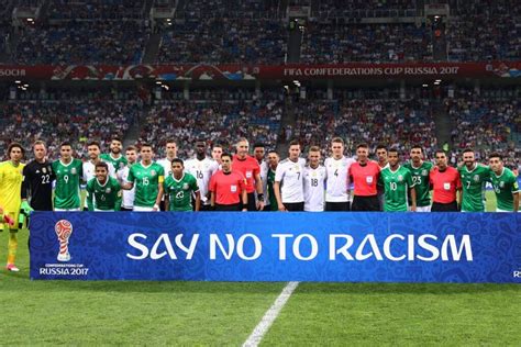 Write informative laconic excerpt under 30 words in mexican spanish for news below. Do not wrap it into quotation marks or html tags. Vinícius Júnior has repeatedly been subjected to racist abuse from fans in Spain. Jose Breton/Pics Action/NurPhoto via Getty ImagesLaLiga and the Spanish Football Federation (RFEF) have agreed to introduce FIFA&apos;s new "No Racism" gesture for referees, which will be used by officials to signal that a racist incident has been reported.The "cross-arm" gesture was approved at FIFA&apos;s congress in Bangkok, Thailand in May 2024 and will now be adopted in Spain, the two governing bodies said on Thursday.Racism in Spanish football has come under the spotlight with a number of high-profile incidents of fans insulting players, many involving the Real Madrid forward Vinícius Júnior, who has led calls for more action on the issue.Earlier this year, three fans received prison sentences for racially abusing the Brazil international at Valencia&apos;s Mestalla Stadium in May 2023, in the first guilty verdict of its kind in Spain.In May, FIFA announced the introduction of a "global standard gesture" for referees "to signal the implementation of the three-step procedure to halt, suspend and ultimately abandon matches" in the event of a racist incident.LaLiga and the RFEF said on Thursday that the "cross-arm" gesture would now be incorporated into their existing anti-racism protocols.If a referee sees or is made aware of a racist incident, the gesture will be used, the game will be paused and an announcement made over the stadium tannoy warning that a match suspension will follow if the behaviour is repeated.The second step sees the official suspend the game temporarily, with the teams being sent to the dressing rooms, while step three involves the game being suspended definitively, after consultation with security and club officials.Vinícius said in a CNN interview last month that Real Madrid would be prepared to walk off the pitch if faced with more racist abuse.The player has repeatedly been targeted by opposition fans, and after the Mestalla incident he criticised the league&apos;s failure to tackle the problem, saying "racism is normal in LaLiga."The league and its president Javier Tebas have denied that claim, and called on the Spanish government to grant them new powers to be able to penalise racist offenders directly.In the same interview, Vinícius said that Spain should lose the right to host the 2030 World Cup if more progress isn&apos;t made on the issue."If by 2030 things don&apos;t improve, I think we have to move the location, because if a player doesn&apos;t feel comfortable and safe playing in a country where they can suffer racism, it&apos;s a bit difficult," he said."There are a lot of people in Spain, the majority, that aren&apos;t racist. It&apos;s a small group that ends up affecting the image of a country ... We hope things can evolve more." ,LaLiga y la Federación Española de Fútbol adoptarán gesto "No Racismo" de la FIFA tras incidentes racistas en el fútbol español. Vinícius Júnior lidera llamado a la acción.