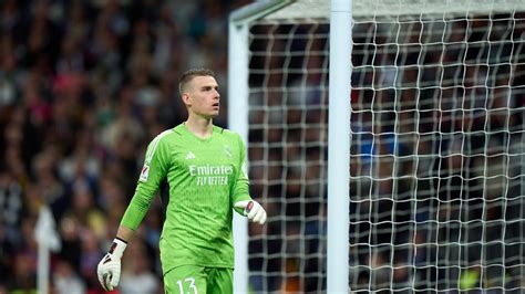 Write informative laconic excerpt under 30 words in mexican spanish for news below. Do not wrap it into quotation marks or html tags. Sep 12, 2024, 08:30 AM ETAndriy Lunin impressed for Real Madrid last season in Thibaut Courtois&apos; absence. (Photo by Angel Martinez/Getty Images)Real Madrid have reached an agreement with goalkeeper Andriy Lunin over a new contract which will run until 2028, multiple sources have told ESPN.Lunin, 25, starred for Madrid last season as part of the team that won a LaLiga and Champions League double, with first-choice keeper Thibaut Courtois sidelined through injury for much of the campaign.There had been suggestions that Lunin would seek to leave the Bernabéu following Courtois&apos; return to fitness, but the Ukraine international has now agreed to a new deal which will see a contract due to expire in 2025 extended by another three years.Negotiations between the parties began in March, and ESPN reported that an agreement in principle had been reached. However, one of the issues of disagreement was over the new contract&apos;s duration.Madrid&apos;s offer was a one-year extension, until 2026, while Lunin was keen to receive a longer-term deal.Madrid were delighted with Lunin&apos;s attitude and performances last season, sources said. When Courtois tore his anterior cruciate ligament in August 2023, the club brought in Kepa Arrizabalaga from Chelsea on loan as an experienced alternative.However, Lunin soon established himself as No. 1, and went on to make a total of 21 starts in LaLiga, as well as eight in the Champions League, including both legs of the round-of-16, quarterfinals and semifinals.He returned to the substitute&apos;s bench when Courtois regained full fitness, with Courtois starting in Madrid&apos;s Champions League final win over Borussia Dortmund at Wembley, a game Lunin missed through illness.Sources told ESPN that Lunin wants to see if he will continue to be given opportunities to play. If Courtois remains a fixture in the team, and extends his own contract beyond 2026, Lunin may reconsider his position, they said.Lunin&apos;s new deal means Madrid no longer risk losing him on a free transfer at the end of this season in that case, and instead would be able to negotiate his departure for a significant fee.The goalkeeper is represented by agent Jorge Mendes, and sources told ESPN that he has received interest from the Premier League and Serie A. ,Real Madrid renueva contrato de Andriy Lunin hasta 2028, tras impresionante desempeño la temporada pasada en ausencia de Thibaut Courtois.