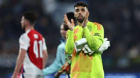 Write informative laconic excerpt under 30 words in mexican spanish for news below. Do not wrap it into quotation marks or html tags. Sep 19, 2024, 05:25 PM ETRaya, right, was the clear best player on the field Thursday night, making a double save from a penalty to ensure Arsenal took a draw home from Atalanta. Sportinfoto/DeFodi Images via Getty ImagesArsenal shared the points with Atalanta on Thursday night as they kicked off their Champions League campaign with a 0-0 draw at the Gewiss Stadium in Bergamo.Neither side created much in the way of chances in the first half, with Bukayo Saka&apos;s effort from a free-kick the best of the opening 45 minutes, while Gabriel Martinelli&apos;s strike that flashed over the bar from inside the box was never threatening the goalkeeper. The hosts almost got in front when Thomas Partey conceded a penalty early in the second half, only for David Raya to produce an impressive double save against Mateo Retegui to keep the score even.Juan Cuadrado was next to come close to scoring with two efforts from outside of the box, before Arsenal&apos;s best chance of the second half fell to Martinelli, who missed the target after being played in by substitute Raheem Sterling.Not much urgency was shown after that effort, with the Gunners looking happy to take a point as they secured a well-deserved clean sheet amid a strong defensive performance.PositivesA point away against the Europa League winners is something to build on for Arsenal in the league phase, during a performance in which they defended excellently throughout aside from giving away a penalty.NegativesThe Gunners could need to have more cutting edge going forward as they struggled to create a regular flow of chances. Martinelli had the best one and should have done better with it in the second half, but too often the final ball was over hit and led to a turnover of possession.Manager rating (1-10)Mikel Arteta, 6 -- Timed his substitutions well and was unlucky not to see an instant impact after Sterling created the biggest chance of the game shortly after coming on. A patient approach also meant Arteta&apos;s side was difficult to break down, with Atalanta only able to threaten from outside of the box aside from their missed penalty.Player ratings (1-10; 10: best. Players introduced after 70 minutes receive no rating)GK David Raya, 8 -- Received some information from the sidelines before saving the penalty from Mateo Retegui, and then reacted excellently to deny the rebound attempt. The clear difference on the night.DF Ben White, 6 -- Often in the right position and got forward at the right times to support the attack. Unlucky with a cut-back that went across the Atalanta box after some positive link-up play with Bukayo Saka.DF William Saliba, 7 -- Dealt with situations when called upon and chose the right moments to go tight to an opponent and take charge during one-on-one duels. A crucial tackle late in the game was required to deny Ademola Lookman a shot at goal.DF Gabriel, 7 -- Intelligent positioning meant Gabriel was never too far from Atalanta playmaker Charles De Ketelaere, and he made it difficult for the hosts&apos; talisman to make an impact on the game. Dominant when challenging in the air.DF Jurriën Timber, 6 -- The 23-year-old kept things simple and never looked like being beaten down the flank. Looked composed in possession when helping transition the ball forward.MF Kai Havertz, 6 -- The 25-year-old stretched the play to provide a long ball option for his side and led a number of attacks, but his end product could have been better.MF Thomas Partey, 5 -- Partey helped maintain Arsenal&apos;s structure in the middle of the pitch, but he could have been more accurate with his passing at times. Had Raya to thank after giving away a penalty in the second half.MF Declan Rice, 7 -- The England international was quick to spot the danger and ensured he was always in the right areas to clear it. Provided a strong link between midfield and attack, as one of the standouts for the Gunners on the night.The beautiful game lives here. Stream top leagues, tournaments and teams.Sign up for ESPN+THURSDAY, SEPT. 19 (all times ET) • Leganes vs. Athletic Club (12:50 p.m.)FRIDAY, SEPT. 20 (all times ET) • Augsburg vs. Mainz (2:20 p.m.) • Alaves vs. Sevilla (2:50 p.m.)SATURDAY, SEPT. 21 (all times ET) • Valladolid vs. Real Sociedad (7:50 a.m.) • Werder vs. Bayern Munich (9:20 a.m.) • Eintracht vs. Gladbach (12:20 p.m.) • Valencia vs. Girona (12:20 p.m.) • Go Ahead Eagles vs. Ajax (1:55 p.m.) • Real Madrid vs. Espanyol (2:50 p.m.) FW Bukayo Saka, 5 -- The winger forced a save from the goalkeeper with a well placed free-kick but was otherwise quiet for Arsenal on the right side. Replaced by Raheem Sterling in the second half.FW Gabriel Jesus, 5 -- Gabriel Jesus worked hard while leading the line but struggled to make a meaningful impact before being replaced by Leandro Trossard in the second half.FW Gabriel Martinelli, 5 -- Flashed an effort over the bar with one of few chances created by Arsenal. Martinelli also worked hard when helping out Timber. Had Arsenal&apos;s best chance of the second half but missed the target again.Substitutes (players introduced after 70 minutes = no rating)Leandro Trossard (On for Jesus, 58"), 6 -- Trossard tried to get Arsenal moving in the right direction by carrying the ball down the left flank before playing simple passes inside.Jorginho (Partey, 58"), 6 -- On for Thomas Partey before the hour mark and kept things ticking in midfield, though he could have taken more care with possession at times.Raheem Sterling (Saka, 72"), N/R -- An appearance tonight saw him become the first player to represent four different English teams in the Champions League. Created a chance quickly after coming on when picking out Martinelli, who smashed over the bar.Riccardo Calafiori (Timber, 72"), N/R -- A positive performance by the summer signing, who seamlessly adapted to the match, stuck to his task well defensively and provided a spark when driving with the ball through midfield. ,Los Gunners sacaron un punto crucial en la Liga de Campeones con empate 0-0 ante Atalanta en el Gewiss Stadium. Gran actuación defensiva liderada por David Raya.