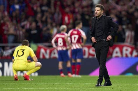 Write informative laconic excerpt under 30 words in mexican spanish for news below. Do not wrap it into quotation marks or html tags. Sep 19, 2024, 06:21 PM ETDiego Simeone said the new Champions League format meant his Atlético Madrid team "absolutely had to win" their opening game, after José María Giménez&apos;s 90th minute header gave them a dramatic 2-1 victory over RB Leipzig.Benjamin Sesko put Leipzig ahead on the counterattack in the 4th minute at the Metropolitano on Thursday, before the game&apos;s MVP Antoine Griezmann levelled after half an hour, and later set up Giménez for his winner.Atlético will travel to Benfica in their next Champions League game, before facing Lille, Paris Saint-Germain, Sparta Prague, Slovan Bratislava, Bayer Leverkusen and Salzburg in the rest of the new league phase."This format means we absolutely had to win," Simeone told Movistar. "A draw today wouldn&apos;t do much for us. The format means you have to try to win, and if you can&apos;t, you have to get something."Those [teams] who win enough games will be in the top eight, and won&apos;t have to play two extra matches."The top eight sides in the league phase will qualify automatically for the Champions League round of 16, while the teams finishing between 9th and 24th will compete in two-legged playoffs to progress.Simeone&apos;s Atlético invested heavily in this summer&apos;s transfer market, signing Julián Álvarez, Conor Gallagher, Robin Le Normand and Alexander Sorloth, as they look to compete in the Champions League, where they were eliminated in last season&apos;s quarterfinals."From 65 to around 80 minutes, it looked like the game might get away from us," Simeone said. "And then Giménez scored. The performance was good, and if we&apos;d drawn I would have said the same. We had different players trying things, they interpreted the game well, and we got an important, necessary win.""We tried until the last minute," Griezmann said. "We know we have the players to score goals. We&apos;re on the right track, we&apos;ll keep going but it&apos;s just the start."MVP? My son will be happy, he loves playing with these trophies, he uses them as goalposts!"Atlético travel to Rayo Vallecano in LaLiga on Sunday, before visiting Celta Vigo next week, and then hosting Real Madrid in the derby on Sept. 29. ESPN BET is owned and operated by PENN Entertainment, Inc. and its subsidiaries (&apos;PENN&apos;). ESPN BET is available in states where PENN is licensed to offer sports wagering. Must be 21+ to wager. If you or someone you know has a gambling problem and wants help, call 1-800-GAMBLER.Copyright: © 2024 ESPN Enterprises, Inc. All rights reserved. ,Simeone de Atlético Madrid destaca importancia de la victoria en la Liga de Campeones tras triunfo dramático sobre RB Leipzig. ¡Griezmann clave!