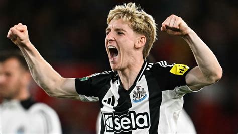 Write informative laconic excerpt under 30 words in mexican spanish for news below. Do not wrap it into quotation marks or html tags. Sep 19, 2024, 07:04 PM ETAnthony Gordon could be set for a mighty payday if he stays at Newcastle. PAUL ELLIS/AFP via Getty ImagesThe transfer window might be shut across Europe&apos;s top five leagues, but the rumour mill keeps on turning! Transfer Talk brings you all the latest buzz, comings, goings and, of course, done deals!Top story: Newcastle fend off Liverpool, Arsenal interest in GordonNewcastle United are willing to make winger Anthony Gordon their highest-paid player to help fend off interest from Arsenal and Liverpool, according to the Daily Mail.The 23-year-old England international enjoyed a fruitful 2023-24 campaign with the Magpies, notching 11 goals and ten assists in 35 Premier League outings, attracting significant interest in the process. Liverpool reportedly spent much of the summer pursuing a deal for the Everton academy graduate, Arsenal are said to be closely monitoring the situation.Newcastle are prepared to offer Gordon £9 million a year. Failure to agree fresh terms will give hope to interested parties, with the player&apos;s contract expiring at the end of the 2025-26 season.Paper gossip- Barcelona defender Jules Koundé would prefer to remain at the club despite interest from Chelsea, according to Sport. The 25-year-old France international has been identified by the Blues as a player to pursue in January, with a deal potentially worth €60m. If the Londoners can&apos;t secure a deal for a player who can play at both centre-back and right-back, they could turn their attention to Bayer Leverkusen right-sided defender Jeremie Frimpong.- Juventus centre-back Bremer is being monitored by Liverpool, according to TeamTalk. The Premier League outfit are beginning to identify potential replacements for 33-year-old Virgil van Dijk, who is out of contract at the end of the season. The Bianconeri could demand a €70m transfer fee for the Brazil international, who is under contract until 2029.- Newcastle are one of several clubs keen on a move for Lille midfielder Angel Gomes, reports Football Insider. The 24-year-old twice-capped England international, and former Manchester United academy standout, will become a free agent at the end of the season.- Fenerbahce and Galatasaray have joined clubs in the Saudi Pro League in expressing interest in Arsenal midfielder Thomas Partey, reports TeamTalk. The 31-year-old Ghana international&apos;s Gunners contract expires at the end of the season, and it is reportedly unlikely that Arsenal will offer him a new deal.- Bayern Munich centre-back Eric Dier is considering leaving the club in January, reports Ekrem Konur. The 30-year-old former England international has struggled for consistent game time with the Bavarians, playing just 30 minutes across the club&apos;s first five matches of the season. Clubs in the Bundesliga, Premier League, Serie A and Saudi Pro League are said to be interested. ,Newcastle planea hacer de Anthony Gordon su jugador mejor pagado para retenerlo ante el interés de Liverpool y Arsenal. Contrato expira en 2026.