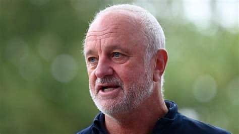 Write informative laconic excerpt under 30 words in mexican spanish for news below. Do not wrap it into quotation marks or html tags. Sep 19, 2024, 08:46 PM ETGraham Arnold has resigned as coach of Australia, with Football Australia seeking to appoint a new coach ahead of World Cup qualifiers in October.As first reported by AAP, Arnold informed Football Australia&apos;s board of his decision to step down from the role earlier this week, following a 1-0 defeat to Bahrain and a 0-0 draw with Indonesia.The federation&apos;s chief executive James Johnson had just last week backed the 61-year-old bounce back from the disappointing start to the third phase of Asian qualification, saying "we put our faith in Graham to get the team back on path".Sources have since reiterated to ESPN that the veteran coach wasn&apos;t pushed from the role and that Arnold&apos;s departure came at his own instigation.Football Australia said that it would immediately begin the process of appointing a new coach for the side ahead of qualifiers at home to China and away to Japan on October 10 and October 15 respectively, with no references to an interim to be found in the federation&apos;s statement."We are seeking a head coach who aligns with our vision for the Socceroos and can seamlessly integrate into the team&apos;s identity," said Johnson. "With critical FIFA World Cup qualifying matches approaching, it&apos;s crucial that we identify the right candidate to lead our talented squad now and into the future."Shanghai Port&apos;s Kevin Muscat, former Melbourne Victory coach Tony Popović, and Western United boss John Aloisi -- all three former Socceroos -- are amongst the local options that will likely be considered, while former Saudi Arabia men&apos;s and France women&apos;s boss Hervé Renard as speculated as a possible international option.Arnold met FA bosses earlier this week and it is believed that he indicated he would be willing to step aside after a challenging six-year reign. Robertus Pudyanto/Getty ImagesWhoever takes over the role will inherit a side sitting second-bottom in Group C of Asia&apos;s third phase of qualification after the defeat to Bahrain on the Gold Coast -- just Australia&apos;s second loss in a &apos;live&apos; World Cup qualifier on home soil since 1981 -- and subsequent draw with Indonesia in Jakarta.Arnold had previously spoken of a desire to reach the semifinals of the 2026 FIFA World Cup across North America and said in June that he believed he had "at least 30-odd players that are capable and ready," that were at the level required to contribute to qualification.However, with his side held scoreless in both of the games, a downbeat Arnold remarked following the Indonesian draw that he needed to return to Australia and have "a really good think about things," just days after he noted the consistent criticism of his side&apos;s inability to break down embedded defences after the Bahrain defeat.Culminating in his decision to depart, the results of this reflection brings to an end one of the longest and most celebrated relationships with the Socceroos to a close, with Arnold having been involved in the national setup in some kind of playing or coaching capacity since 1985.After coming perilously close to the sack just months prior when qualification looked like slipping away -- Football Australia itself briefing against the coach after a loss to Japan in Sydney -- Arnold led Australia to the round of 16 at the 2022 World Cup in Qatar, where they pushed Argentina before being eliminated 2-1.The 56-time Socceroo, who previously had an interim stint in charge of the side in 2006-2007, departs with the records for most games coached as well as won of the national side.Get the best news, analysis, and opinion straight to your phone! Join ESPN on WhatsApp. "Leading the Socceroos has been the pinnacle of my career and a true honour," said Arnold."I&apos;m incredibly proud of our achievements -- from breaking records to nurturing new talent and making history on the global stage. After careful consideration, I believe it&apos;s time for fresh leadership to guide the team forward."I extend my heartfelt gratitude to the players, my staff, Football Australia, and our passionate fans for their unwavering support. The Socceroos have a bright future ahead, and I&apos;m confident they will continue to excel."I&apos;ve given 40 years of service to Australian football, with the last six years in my role as Socceroos&apos; head coach."I said after our game against Indonesia that I had some decisions to make, and after deep reflection, my gut has told me it&apos;s time for change, both for myself and the program."I&apos;ve made the decision to resign based upon what&apos;s best for the nation, the players and Football Australia. I&apos;ve given absolutely everything I can to the role, and I am immensely proud of what has been achieved during my tenure."To witness the personal and football growth of this playing group, the identity and brotherhood which has been formed and now revered by others, and the way this team galvanised a country during its record-breaking feats in Qatar will forever be highlights."I would like to sincerely thank everyone, particularly the Australian football family, who has been part of this journey over the past six years and wish this incredible team and support staff nothing but success for this FIFA World Cup qualifying campaign."Arnold&apos;s departure leaves Australia without a permanent men&apos;s or women&apos;s coach, with the federation, as first reported by ESPN, appointing Tom Sermanni as an interim boss of the Matildas earlier this week as it seeks a full-time replacement for Tony Gustavsson. ,Graham Arnold dimite como entrenador de Australia antes de las clasificatorias al Mundial, buscando un nuevo líder para el equipo nacional de fútbol.